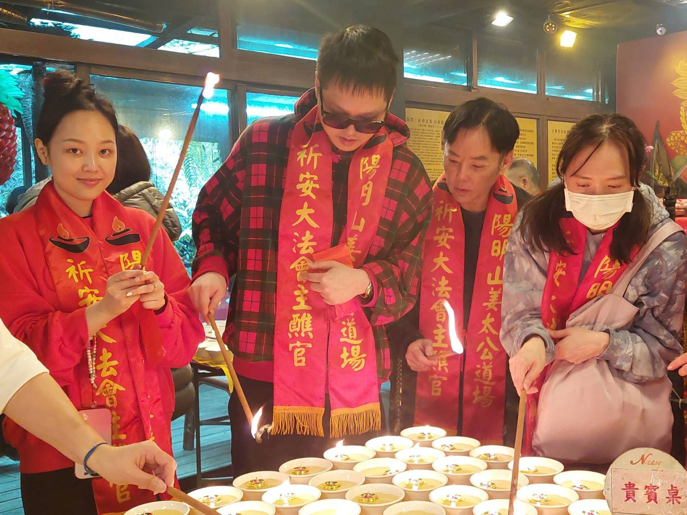 藝人陽帆全家前往陽明山姜太公道場點七星燈祈福。（姜太公道場提供）