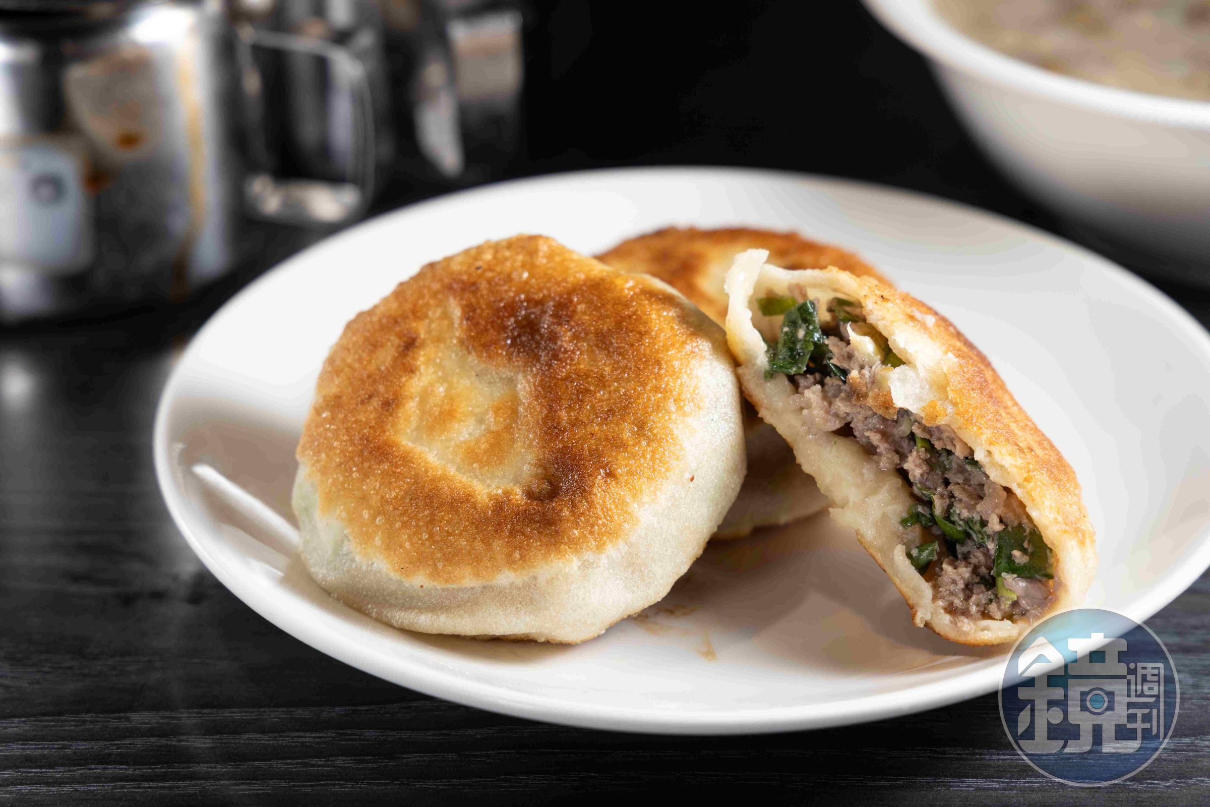 半畝園的「牛肉餡餅」有豐沛的肉汁。（55元／顆）