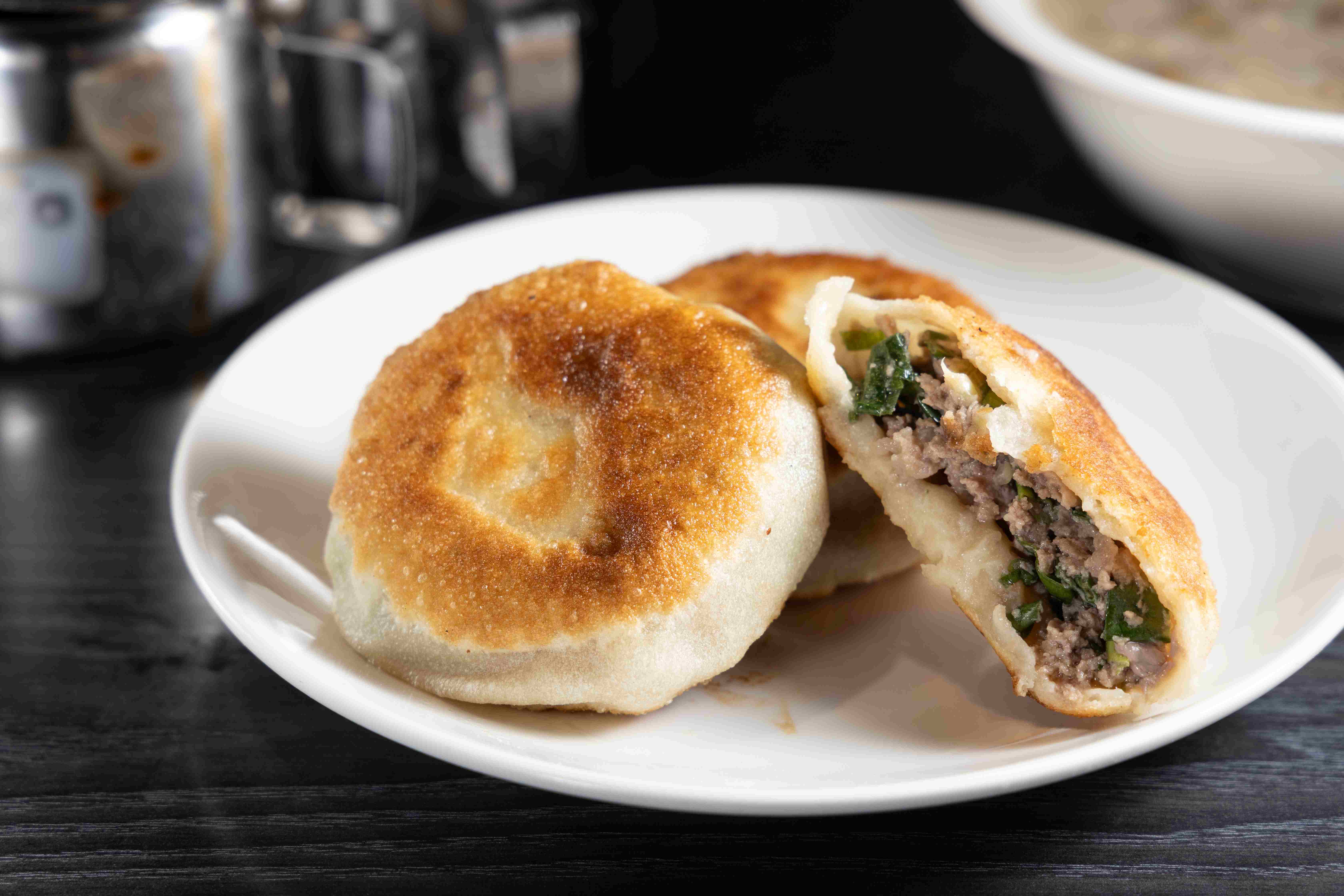 半畝園的「牛肉餡餅」有豐沛的肉汁。（55元／顆）