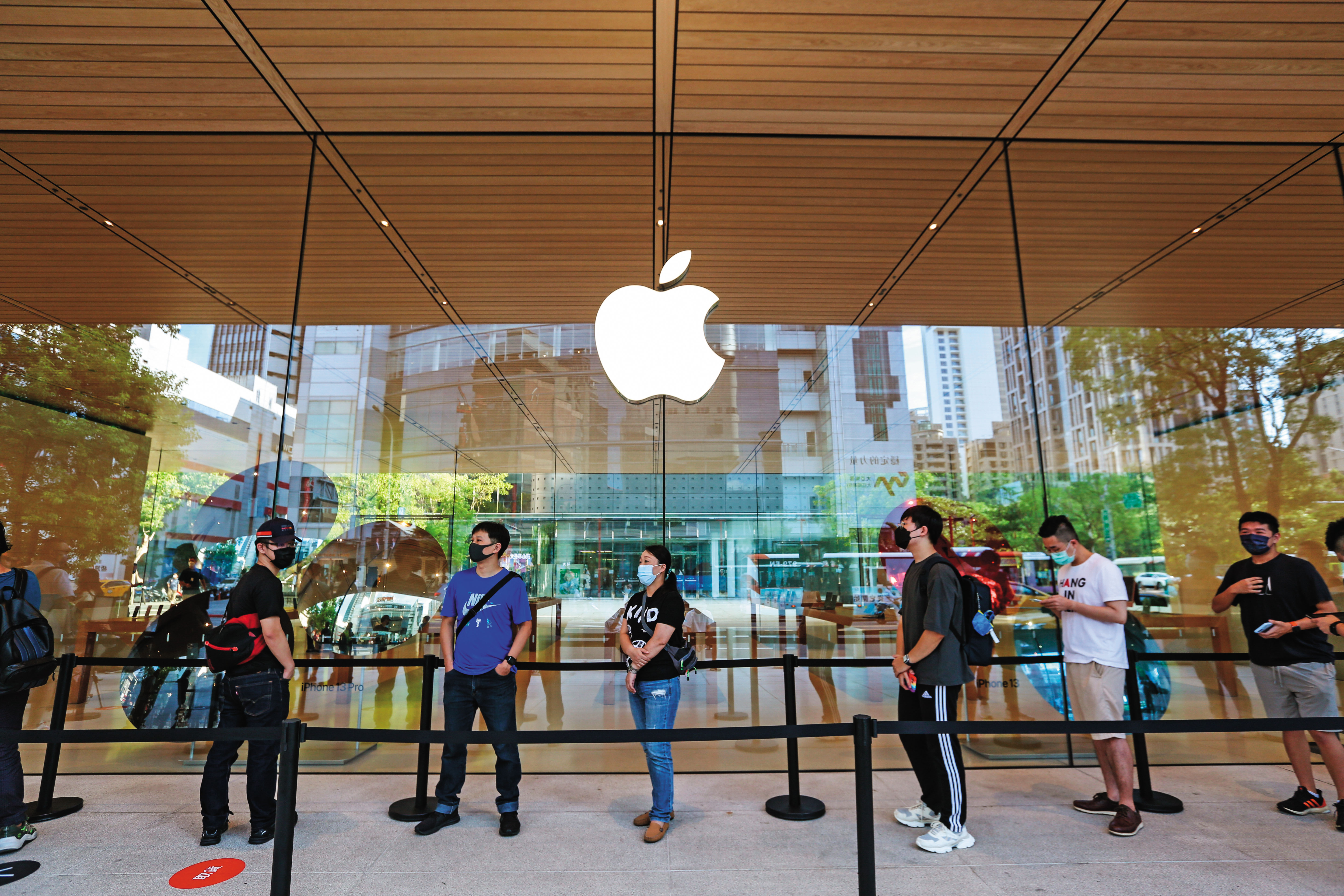 蘋果放棄汽車產業，轉向大額投資生成式AI。