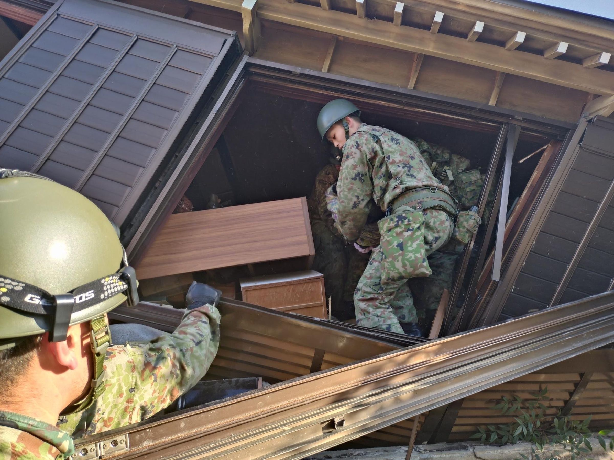 日本發生規模7.6強震，自衛隊成員救出遭活埋民眾。（翻攝自X@ModJapan_saigai）