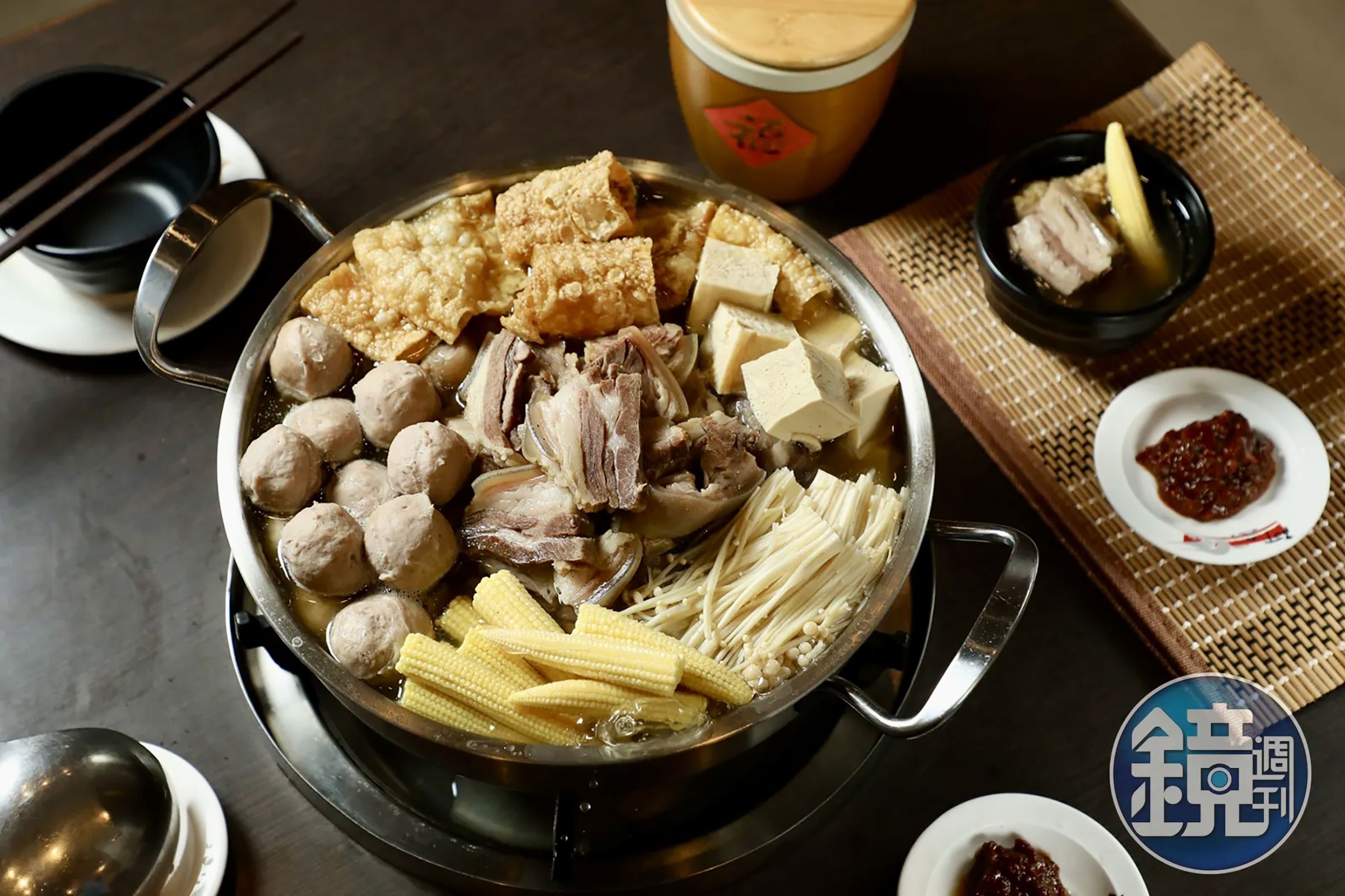 「阿忠羊肉店」的「白切三層肉」會以鹽水煮過,讓羊肉保持Q彈多汁口感。(380元/小份)