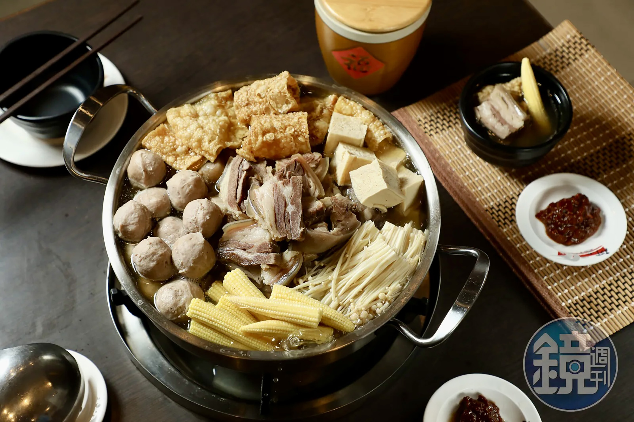 「阿忠羊肉店」的「白切三層肉」會以鹽水煮過，讓羊肉保持Q彈多汁口感。（380元／小份）