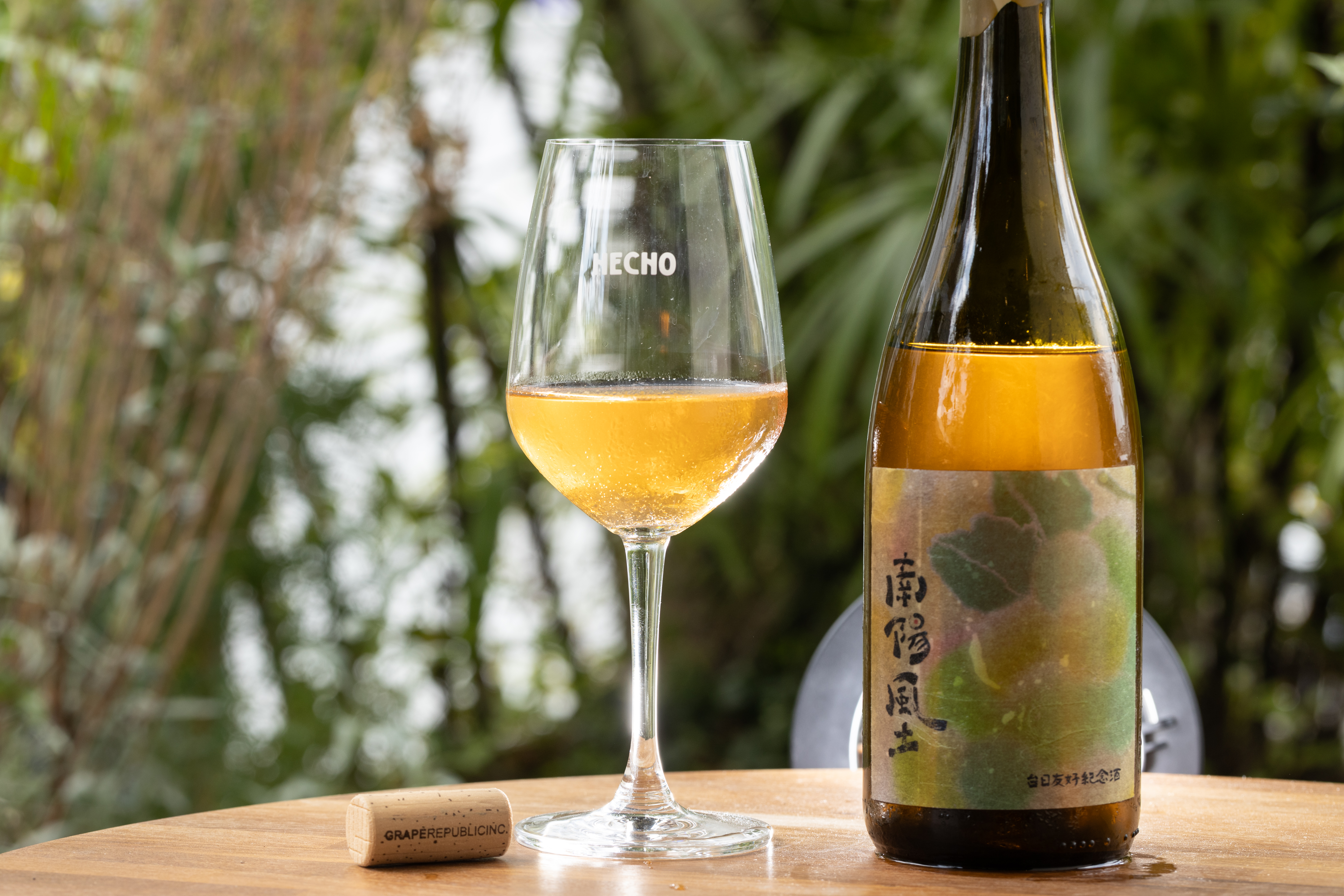 在「做咖啡 HECHO cafe & wine」從早晨就可以喝到自然酒，來自日本山形酒莊的「南陽風土」，口感輕盈帶有淡淡杏桃香，是自然酒中很受歡迎的酒款之一。（2,500元／瓶）