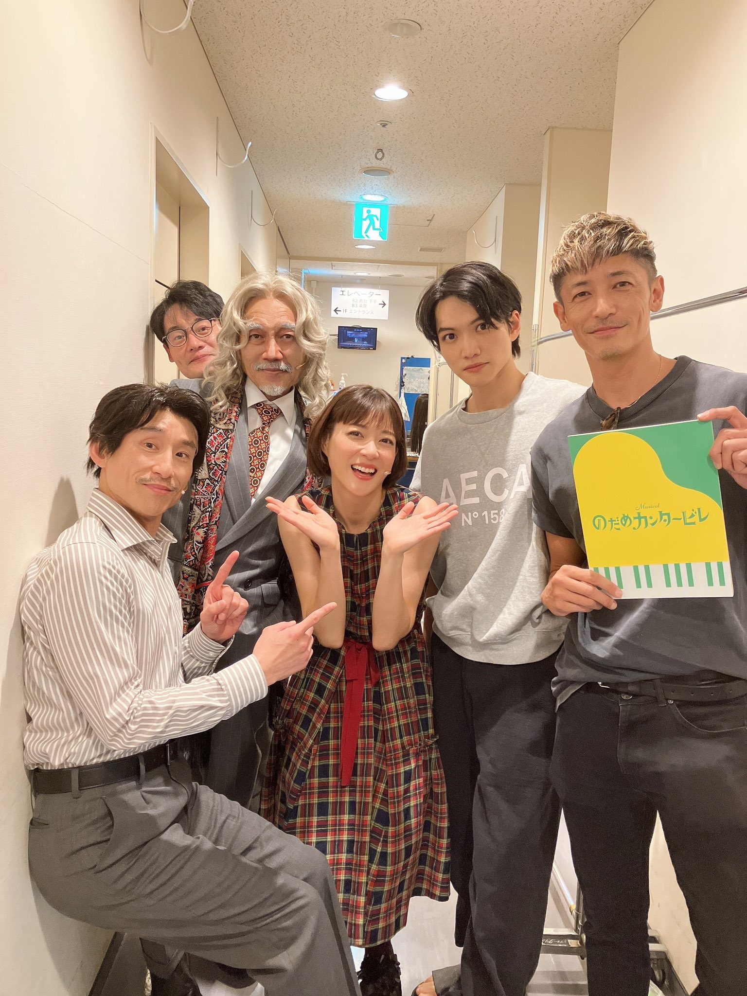 玉木宏(右)探班上野樹里演出《交響情人夢》音樂劇,讓粉絲看了又驚又喜。(翻攝上野樹里IG)