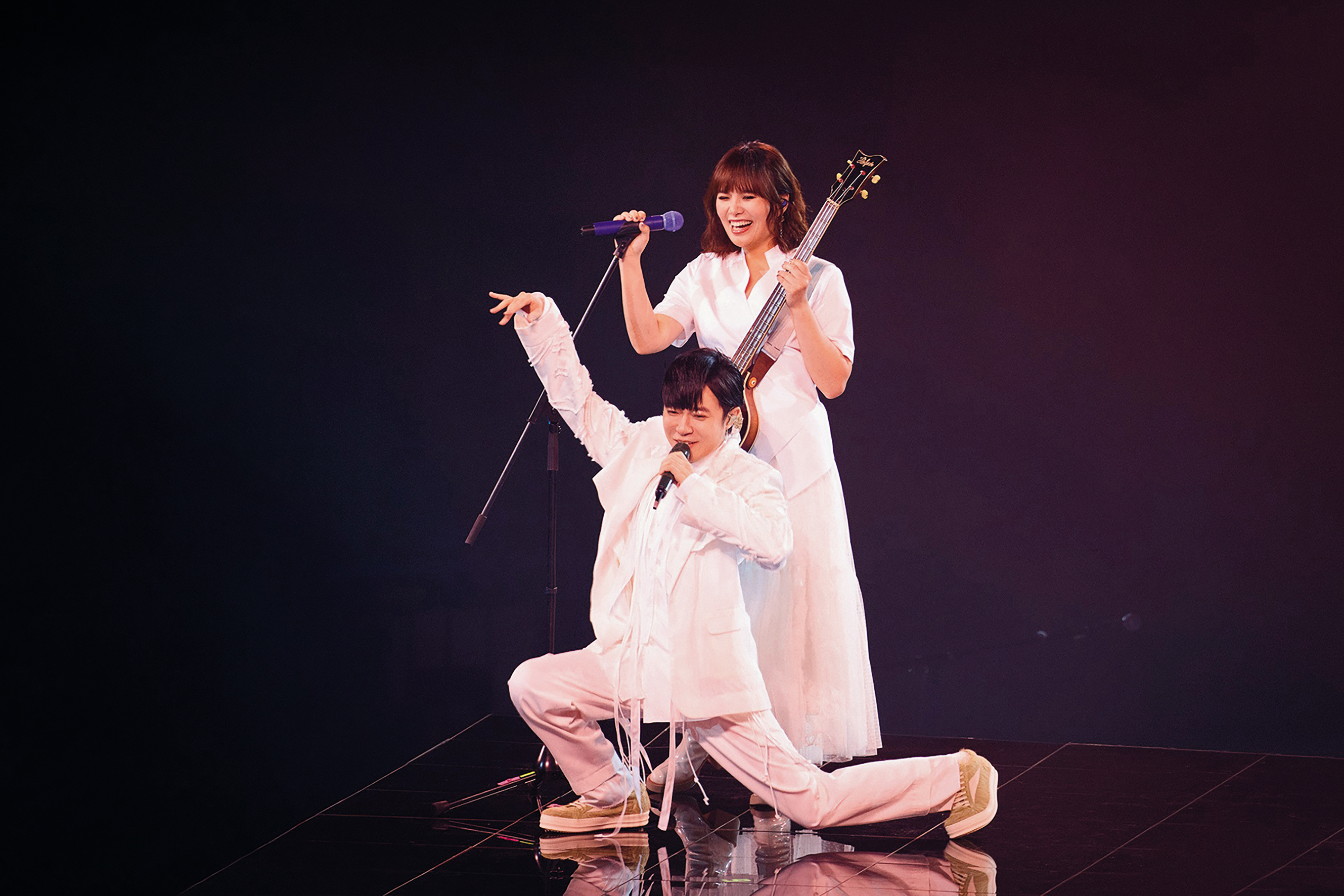 	馨儀（後）常在演唱會上遭青峰（前）笑虧，總是害羞低調的她，給人文靜的印象，但其實掌管蘇打綠的財政大權。（翻攝自蘇打綠二十年一刻巡迴演唱會臉書）