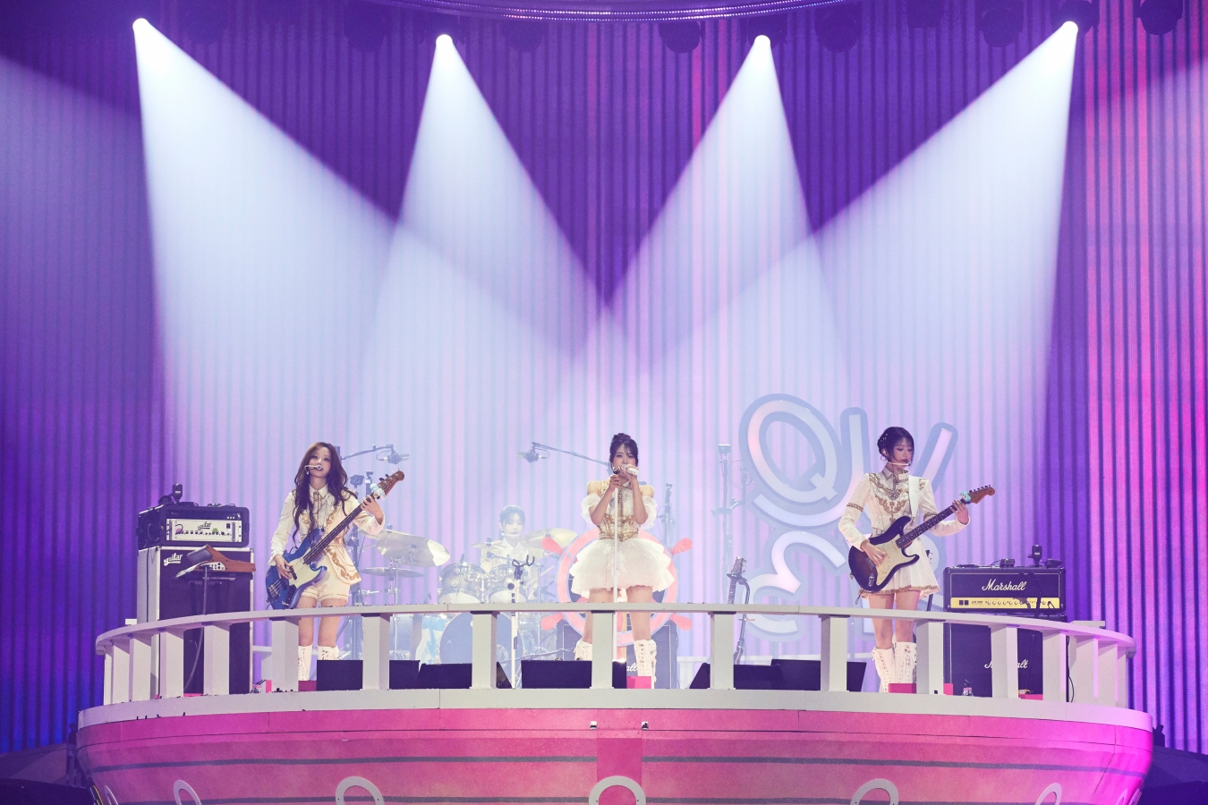 QWER宣布將於2026年2月14日情人節登上臺北國際會議中心開唱，與粉絲共度浪漫搖滾之夜。（希林國際提供）