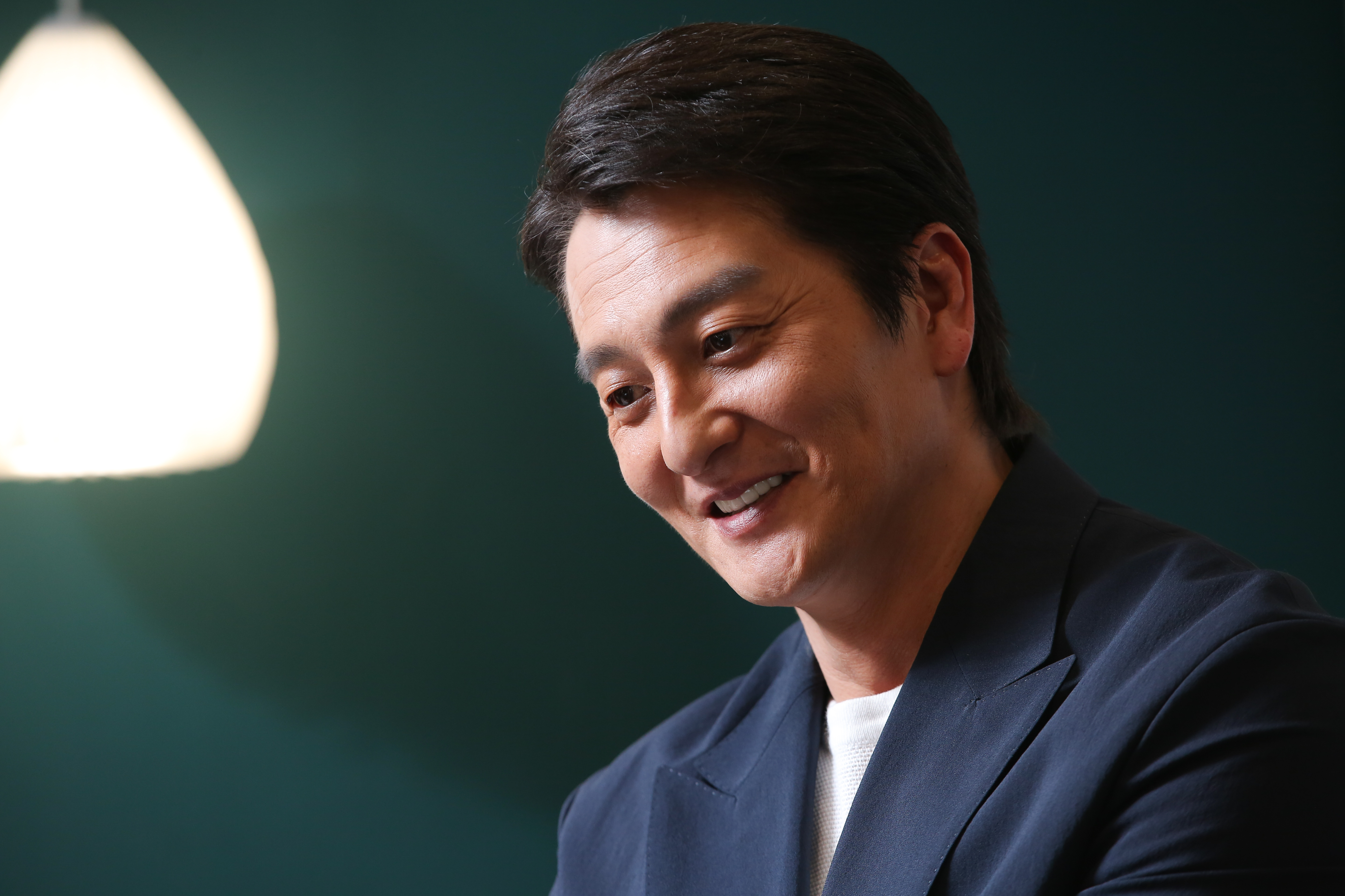 本宮泰風和夢多相識逾十年,訪談時頻開夢多玩笑。