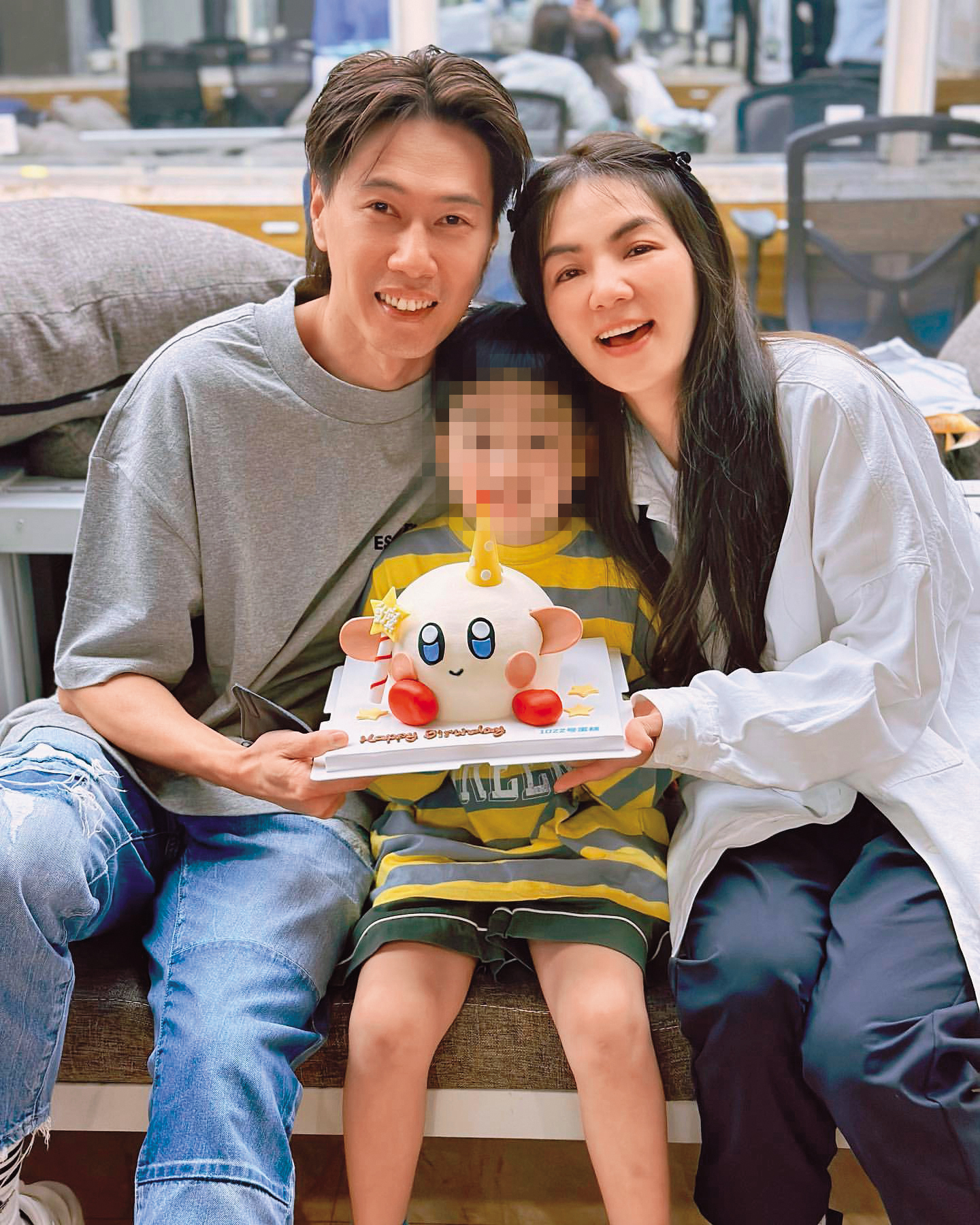 Ella（右）拍戲時有老公賴斯翔（左）和兒子陪伴在身邊。（翻攝自Ella IG）