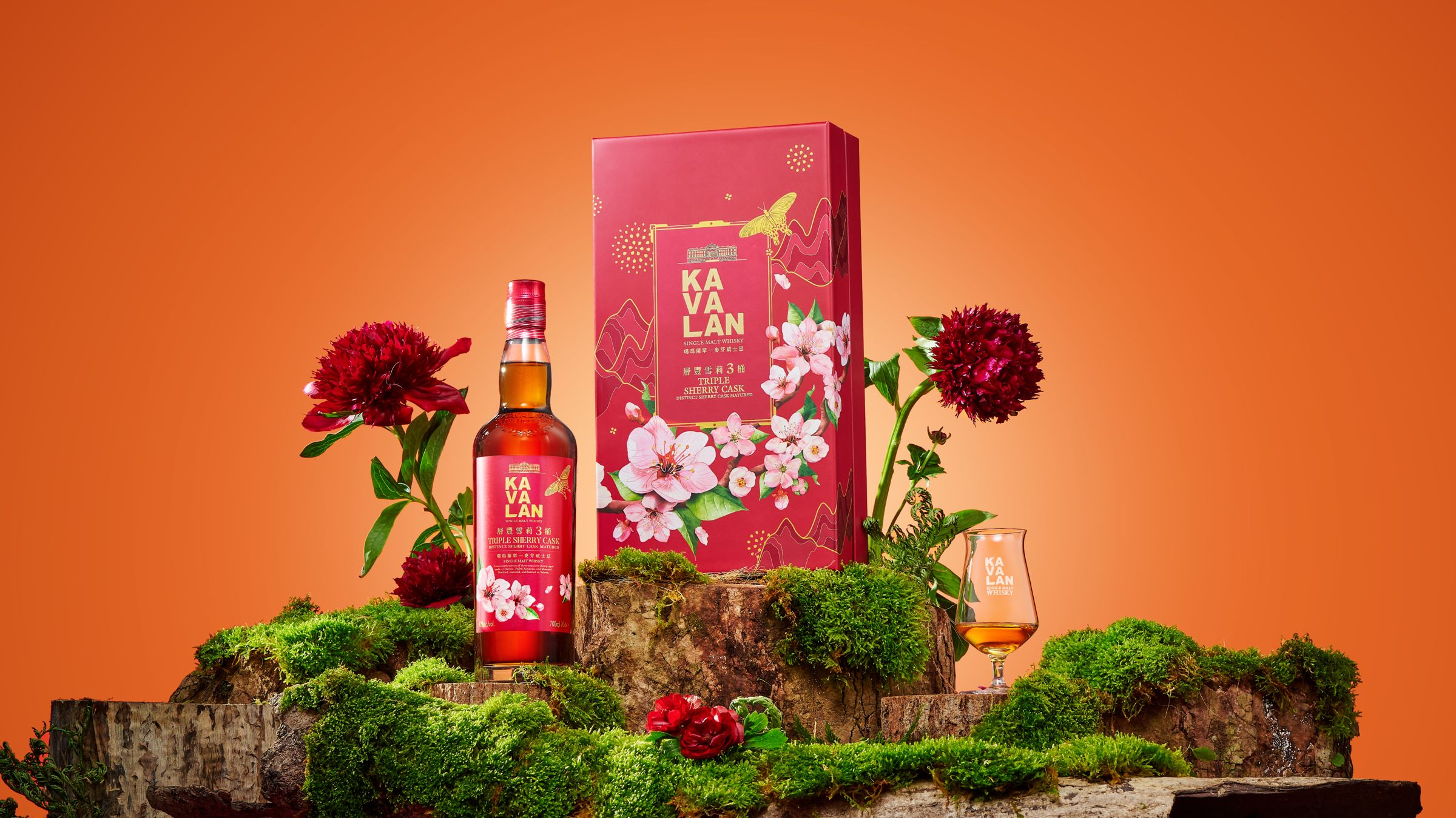 「噶瑪蘭層豐雪莉3桶單一麥芽威士忌」以具有濃郁果乾香氣的Oloroso雪莉桶威士忌,加入甜雪莉代表的PX桶和Moscatel桶醞釀的酒液,口感順滑圓潤,適合搭餐品飲。禮盒設計的盛開桃花象徵春天降臨,台灣寬尾鳳蝶翩翩飛舞,代表著幸福的美好願景。(2,500元/瓶,金車噶瑪蘭提供)