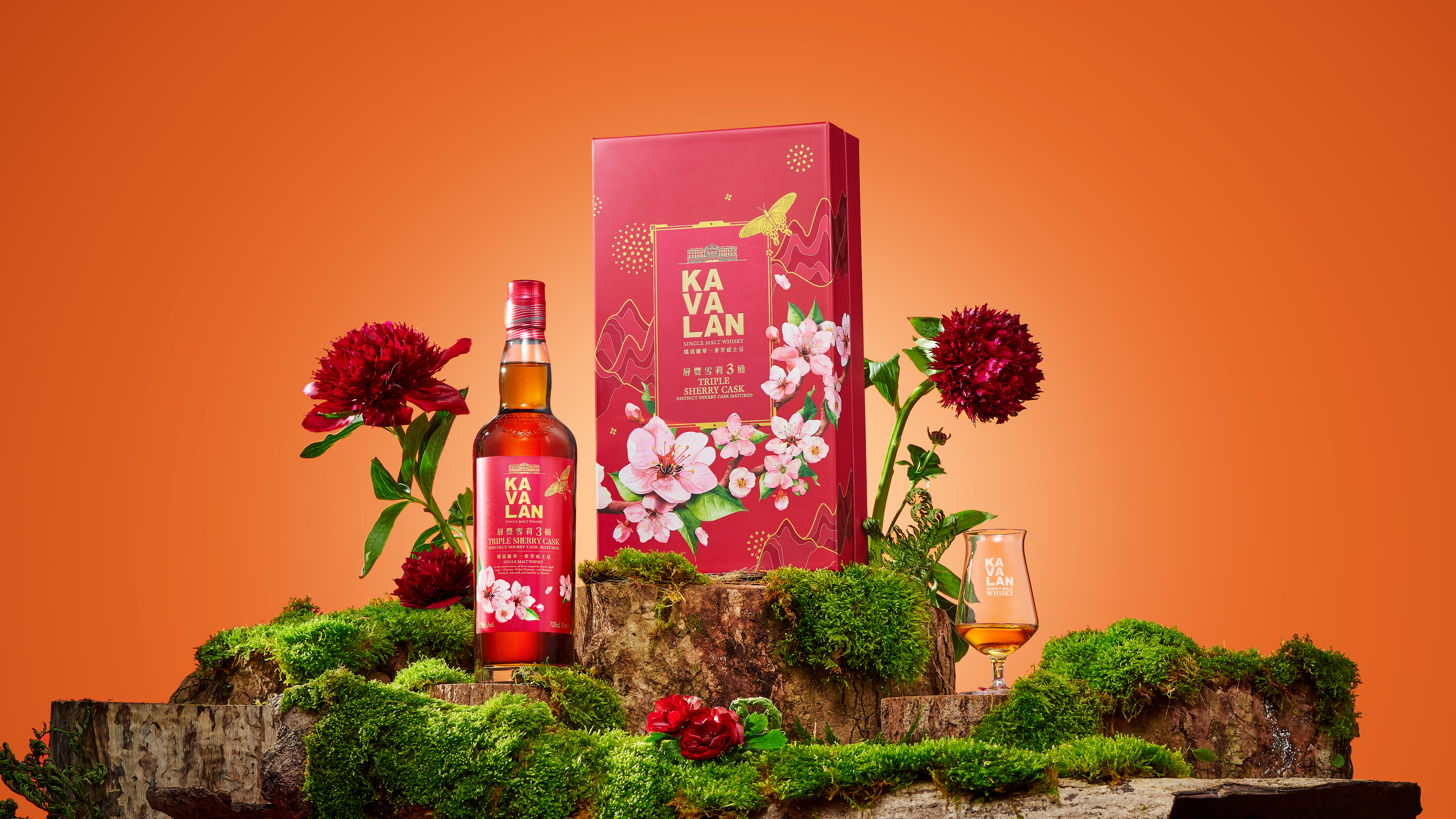 「噶瑪蘭層豐雪莉3桶單一麥芽威士忌」以具有濃郁果乾香氣的Oloroso雪莉桶威士忌，加入甜雪莉代表的PX桶和Moscatel桶醞釀的酒液，口感順滑圓潤，適合搭餐品飲。禮盒設計的盛開桃花象徵春天降臨，台灣寬尾鳳蝶翩翩飛舞，代表著幸福的美好願景。（2,500元／瓶，金車噶瑪蘭提供）