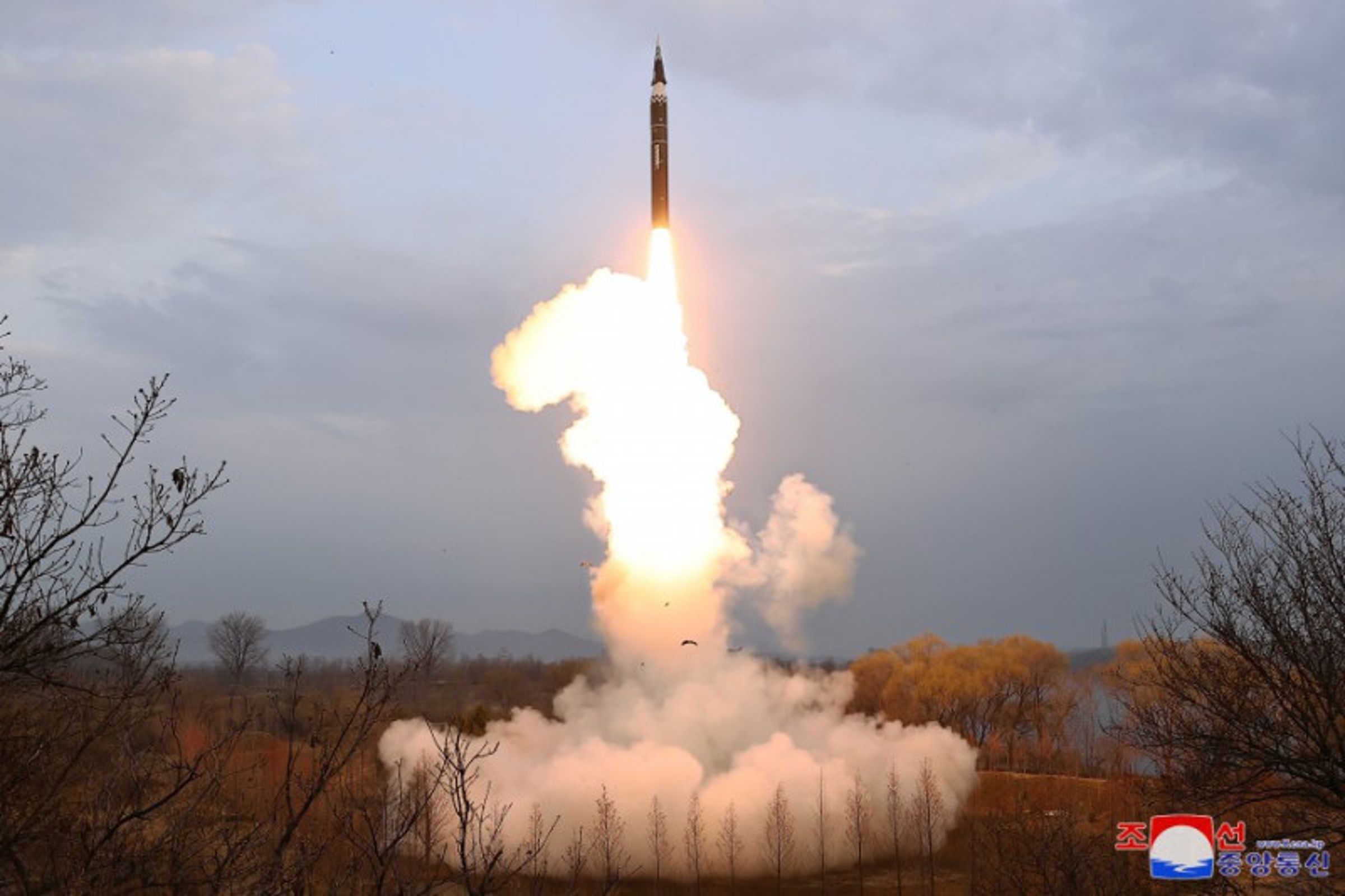 該新型飛彈飛行速度達音速12倍,金正恩表示將實現核戰爭遏制力強化。(翻攝自《朝中社》)