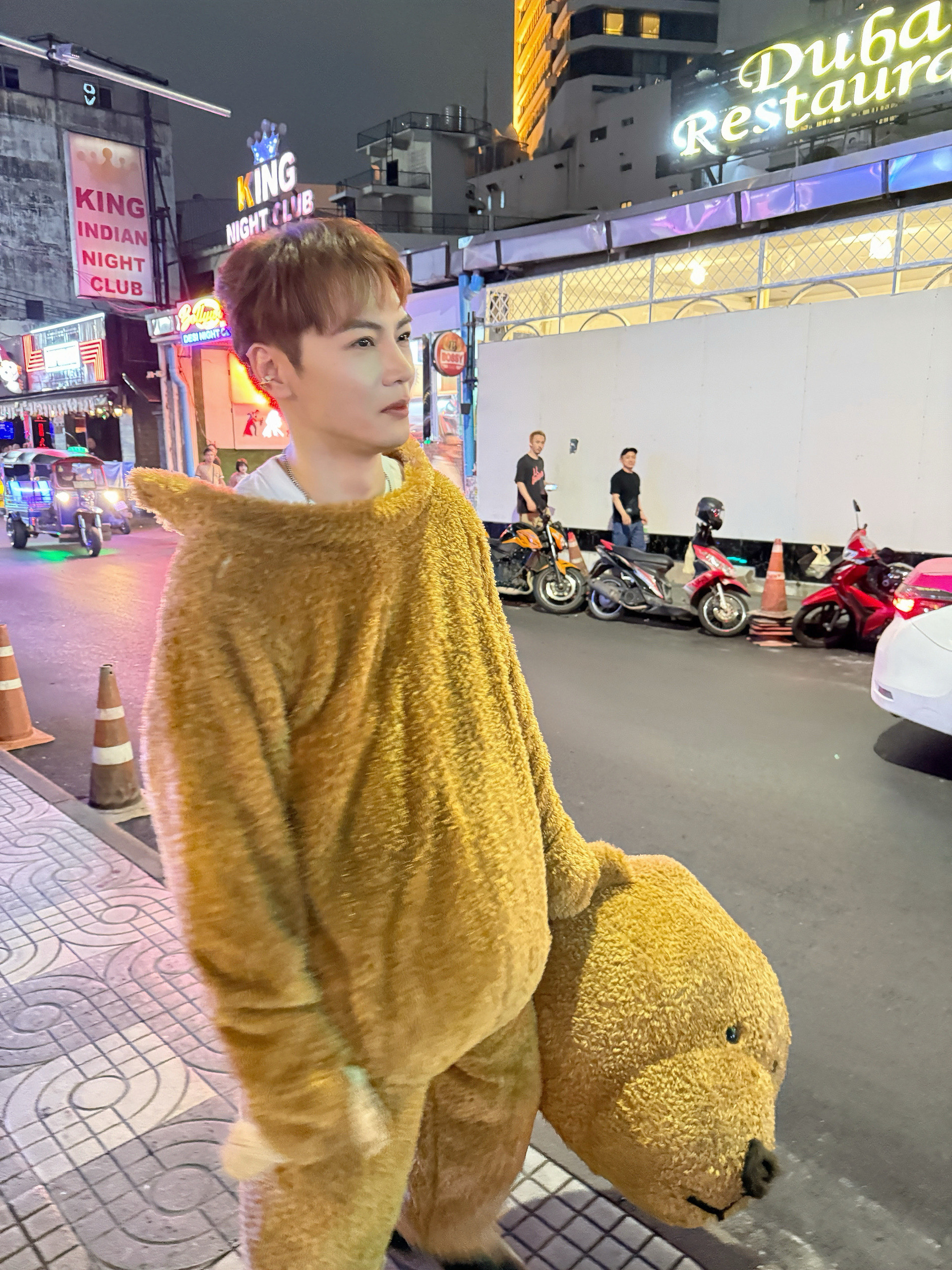 在曼谷炎熱高溫下，古曜威穿著厚重的布偶裝。（單純夢想文創事業 提供）
