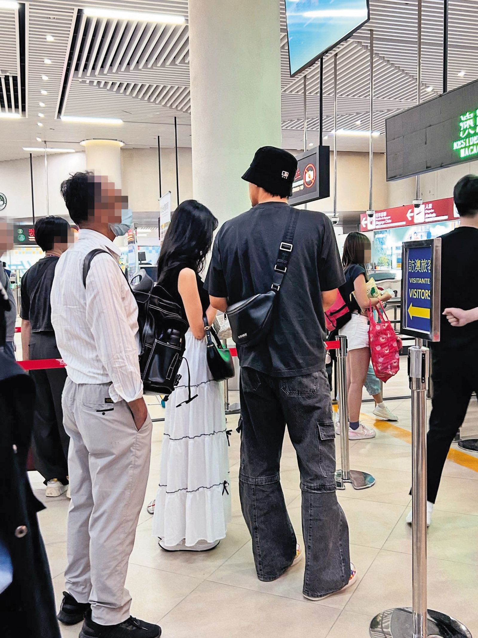 陳零九（右）被網友直擊帶著啾啾（左）同赴澳門旅遊。（翻攝自love005027 Threads）