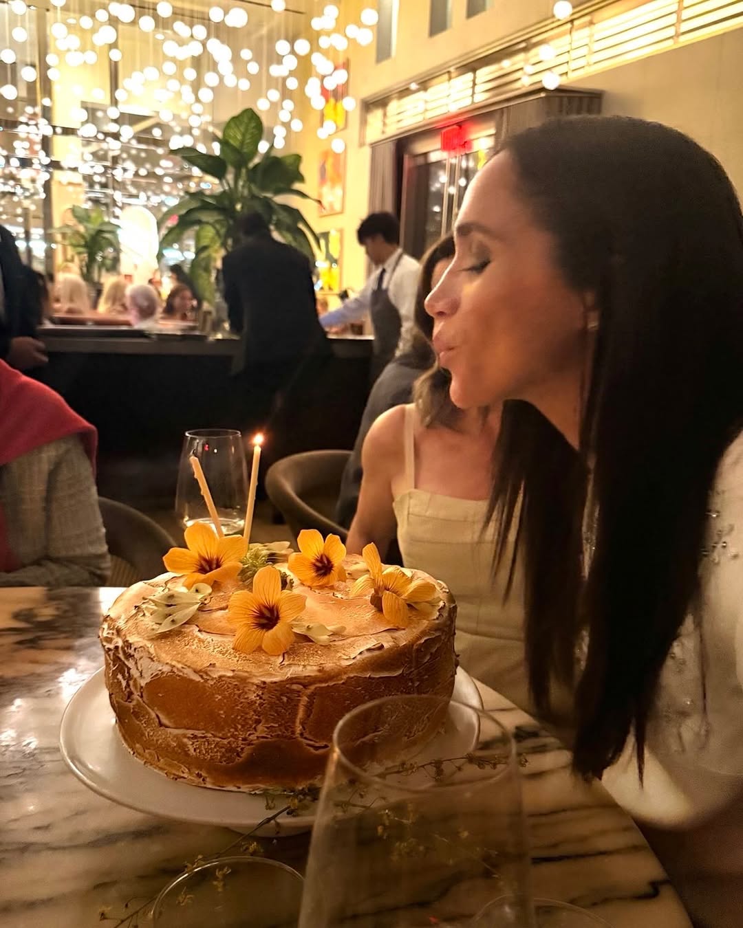 梅根貼出吹蠟燭照片，感謝老公、好友帶給她美好的24小時。（翻攝meghan IG）