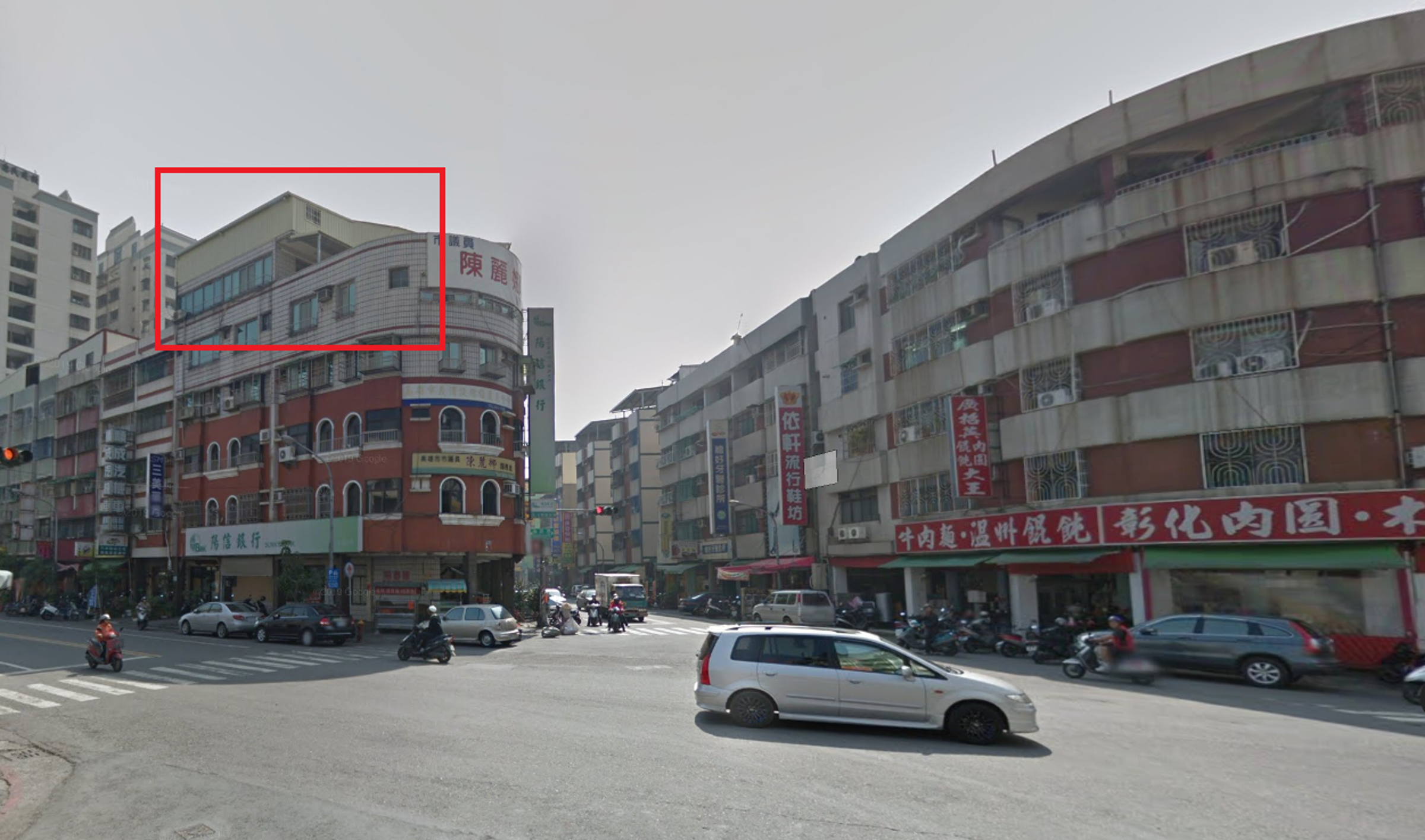 直到2012年時,違建第6樓上又出現第7層鐵皮屋。(翻攝Google)