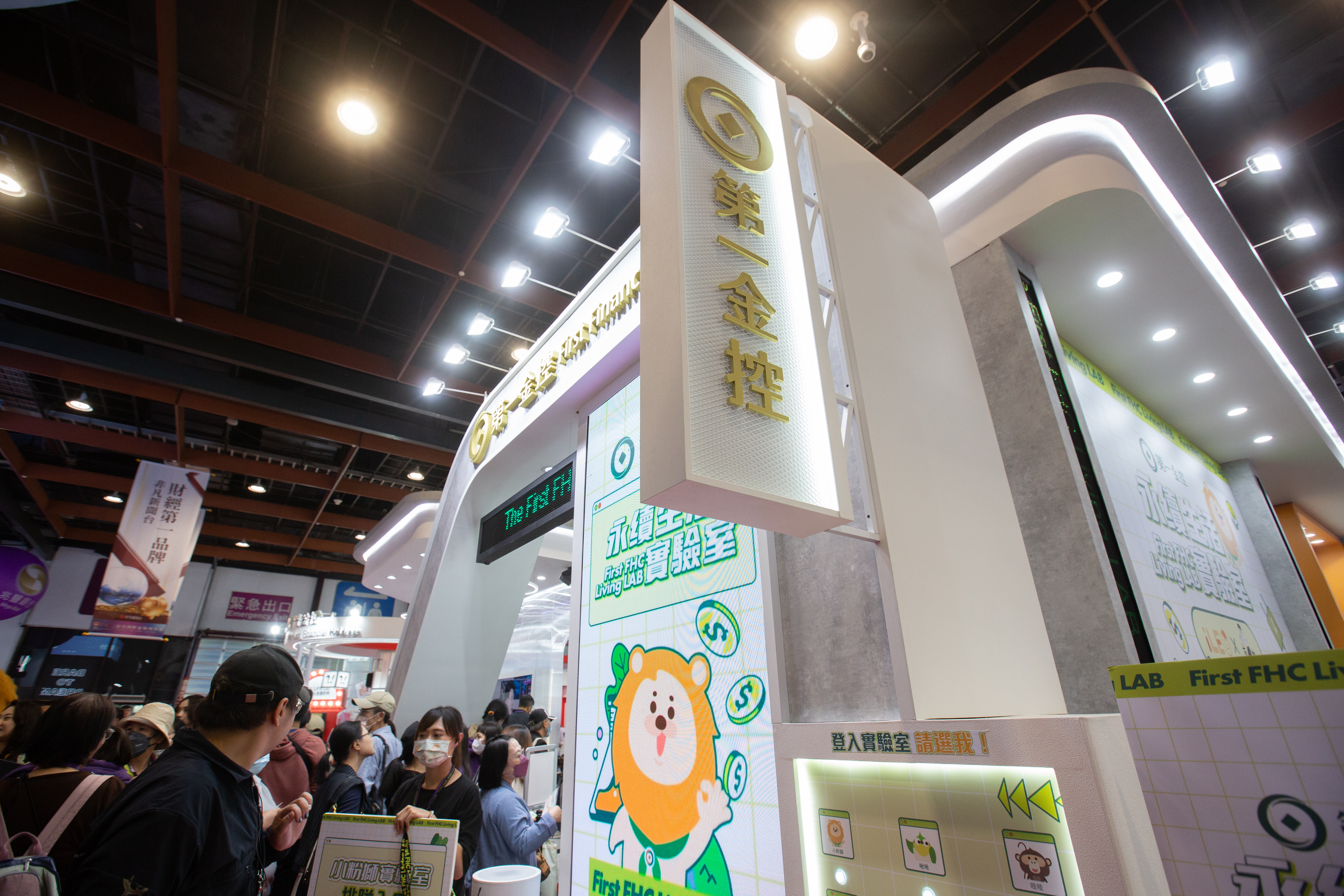 第一金控27日舉行法說會,總經理方螢基說明上半年獲利表現與股利、併購策略方向。
