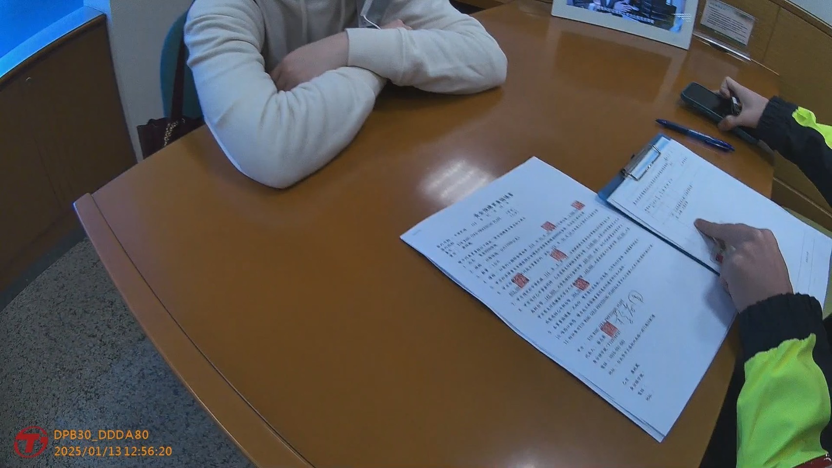 警方即時趕到銀行攔阻康女匯款，才保住她的血汗錢。（翻攝畫面）