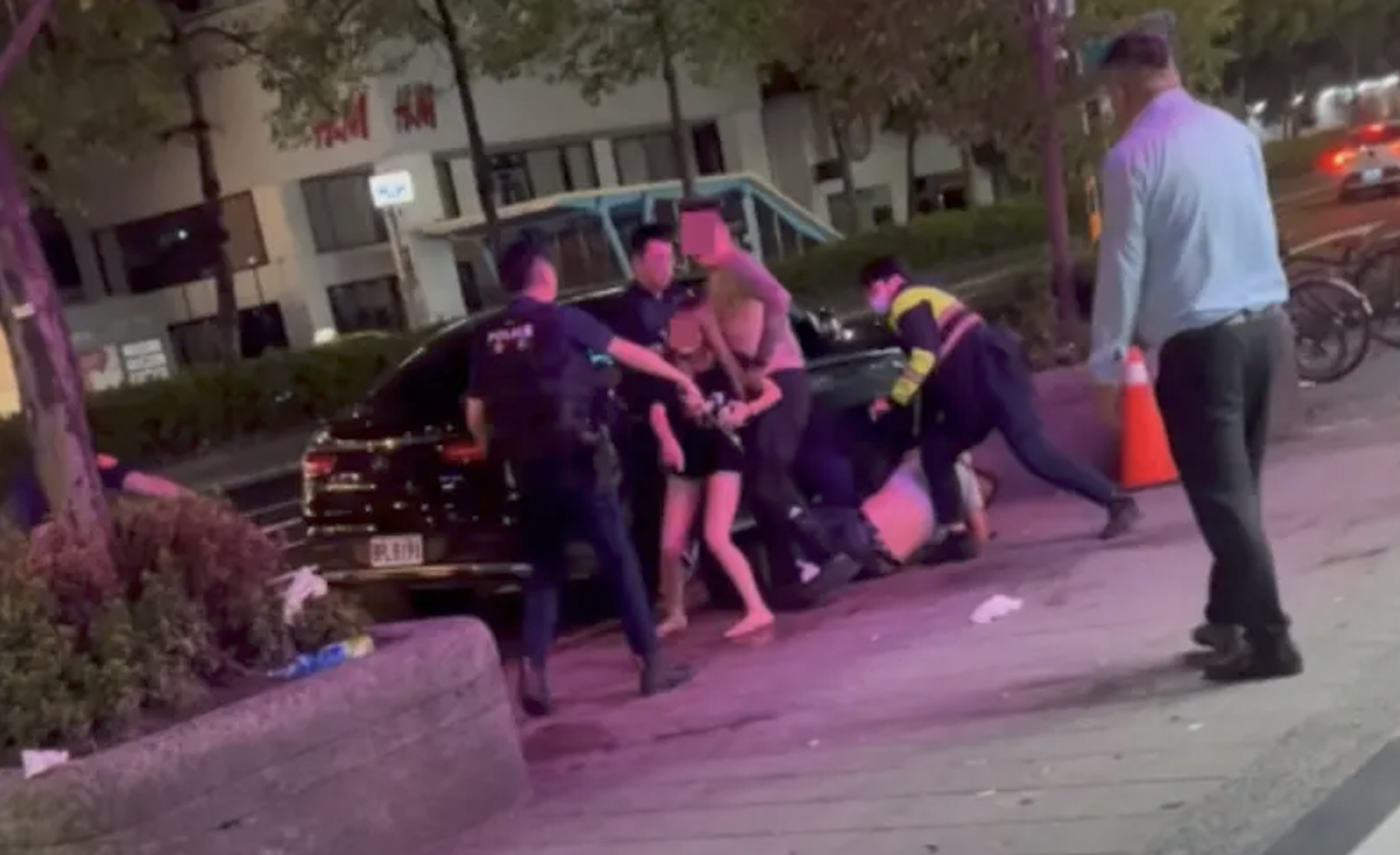 第二段影片中，警方壓制住刺青男及其友人。（翻攝爆料公社影片畫面）