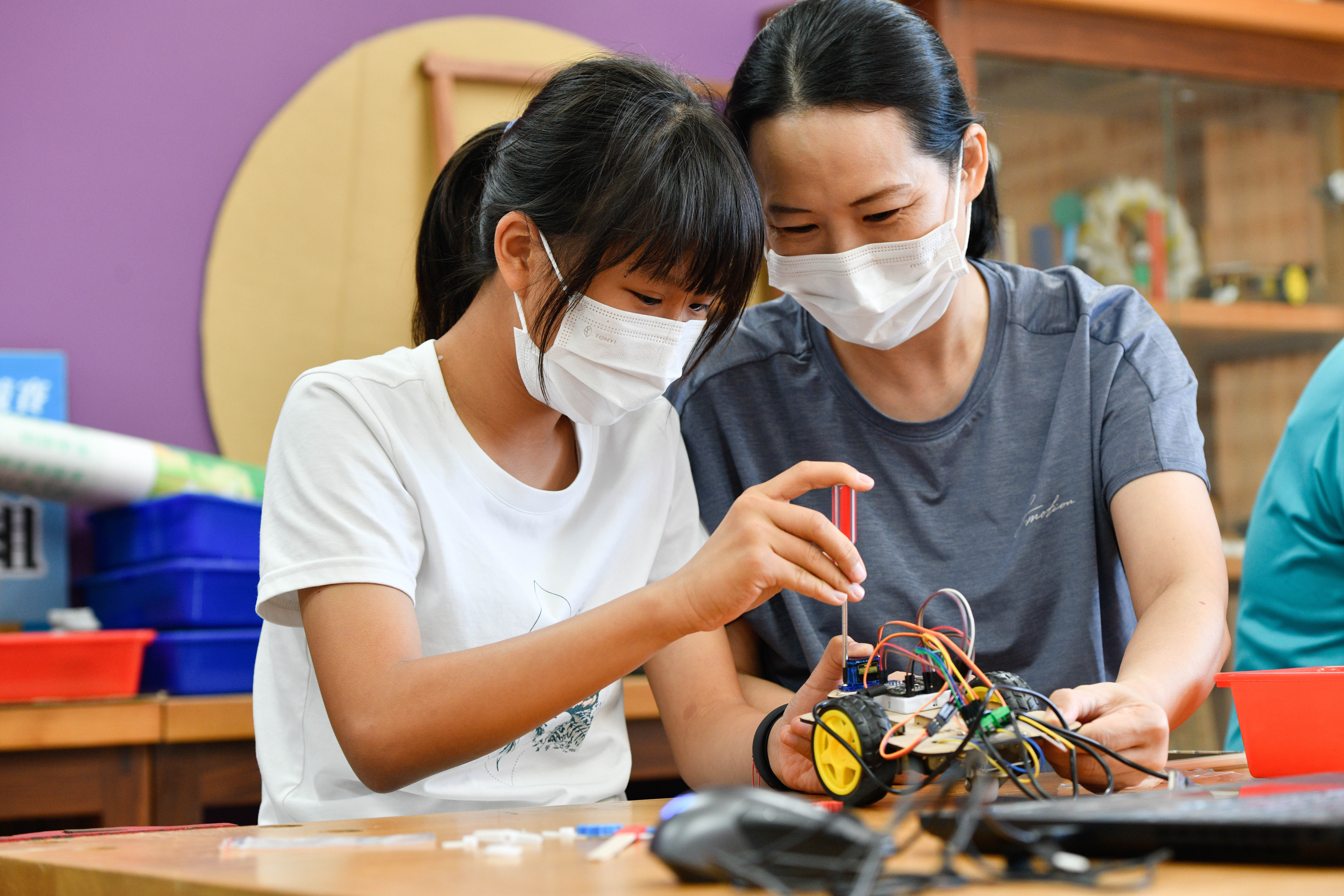 福興國中自造教育及科技中心暑期科技營隊的親子課程，家長與孩子一起DIY清道障礙智能車。