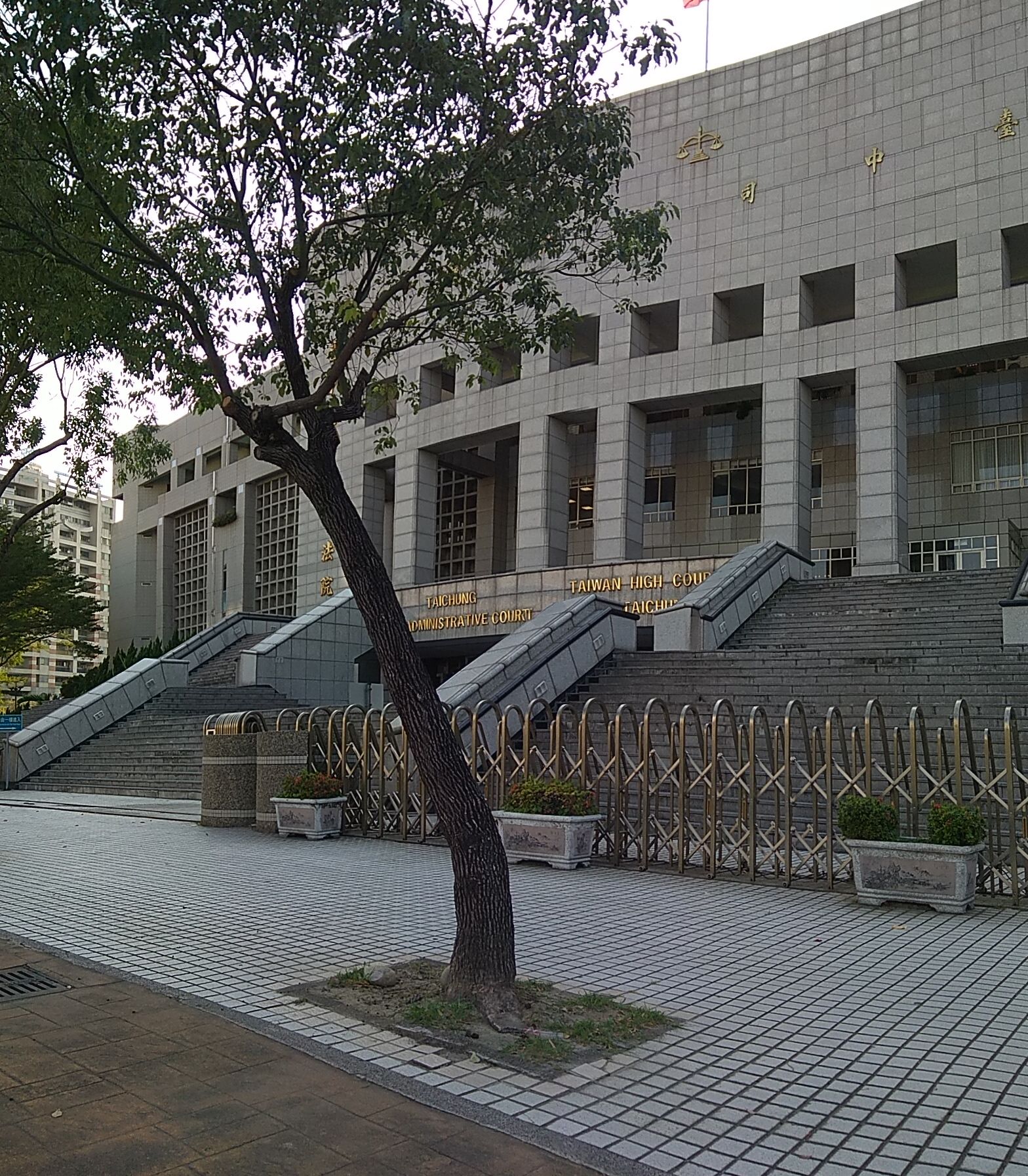 惡狼尾隨單身女子，侵入屋裡強制猥褻，台中高分院審理後認為量刑妥適，駁回上訴，維持一審原判，可上訴。