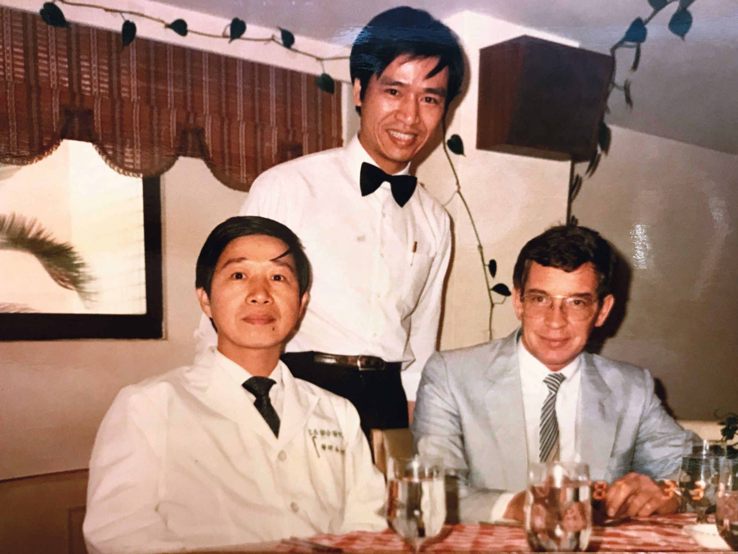 40年前陳登壽(中)剛從德國返台,在國泰醫院當年附設的西餐廳服務。(沾美西餐廳提供)