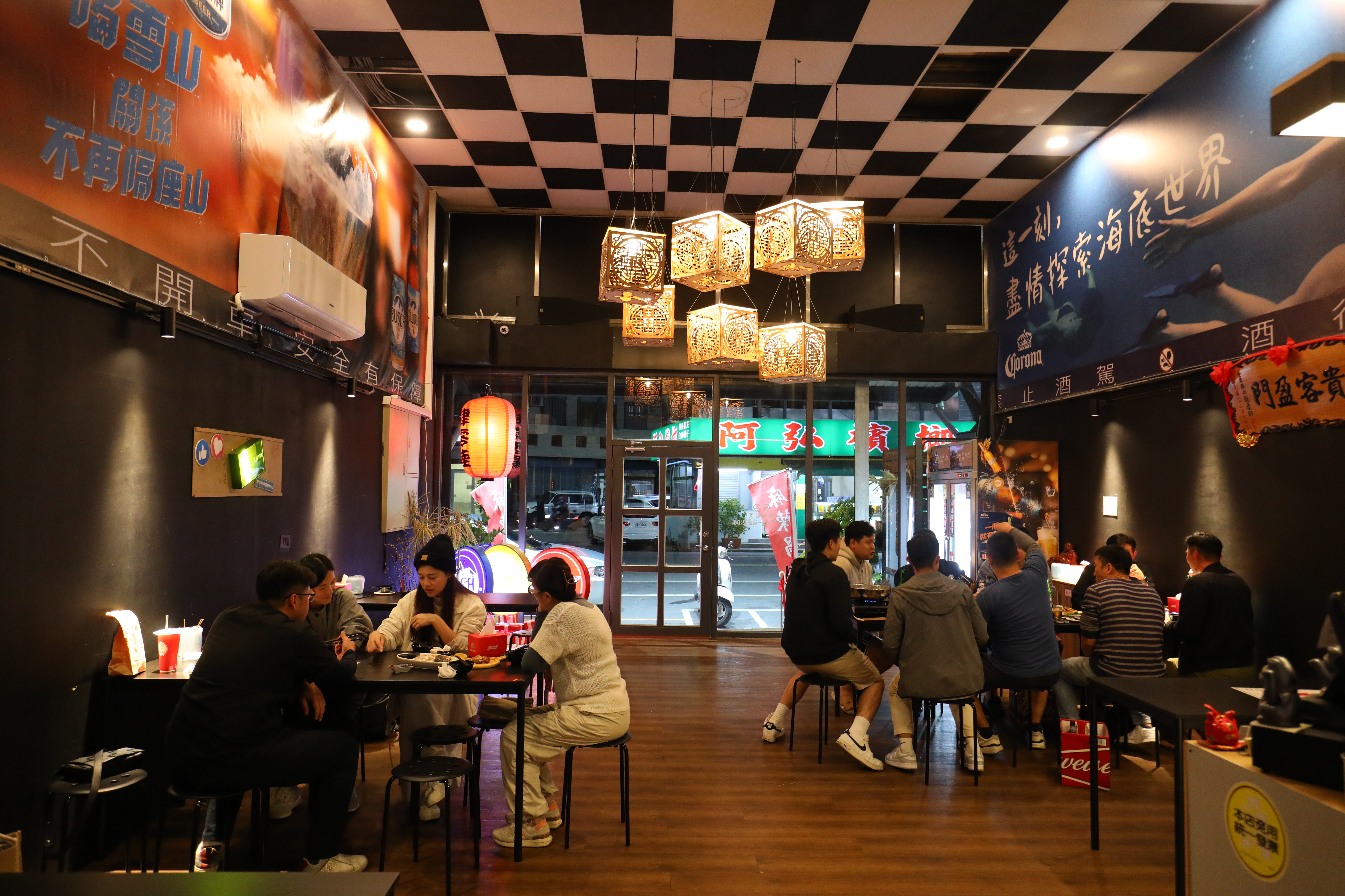 台東深夜食堂「肆零陸串燒酒場」營業至凌晨兩點。