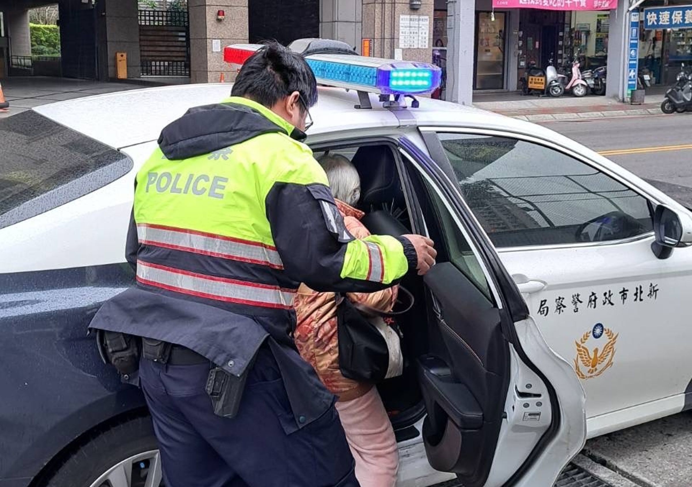 員警擔心莊婦著涼，當場護送他返家。（三重分局提供）