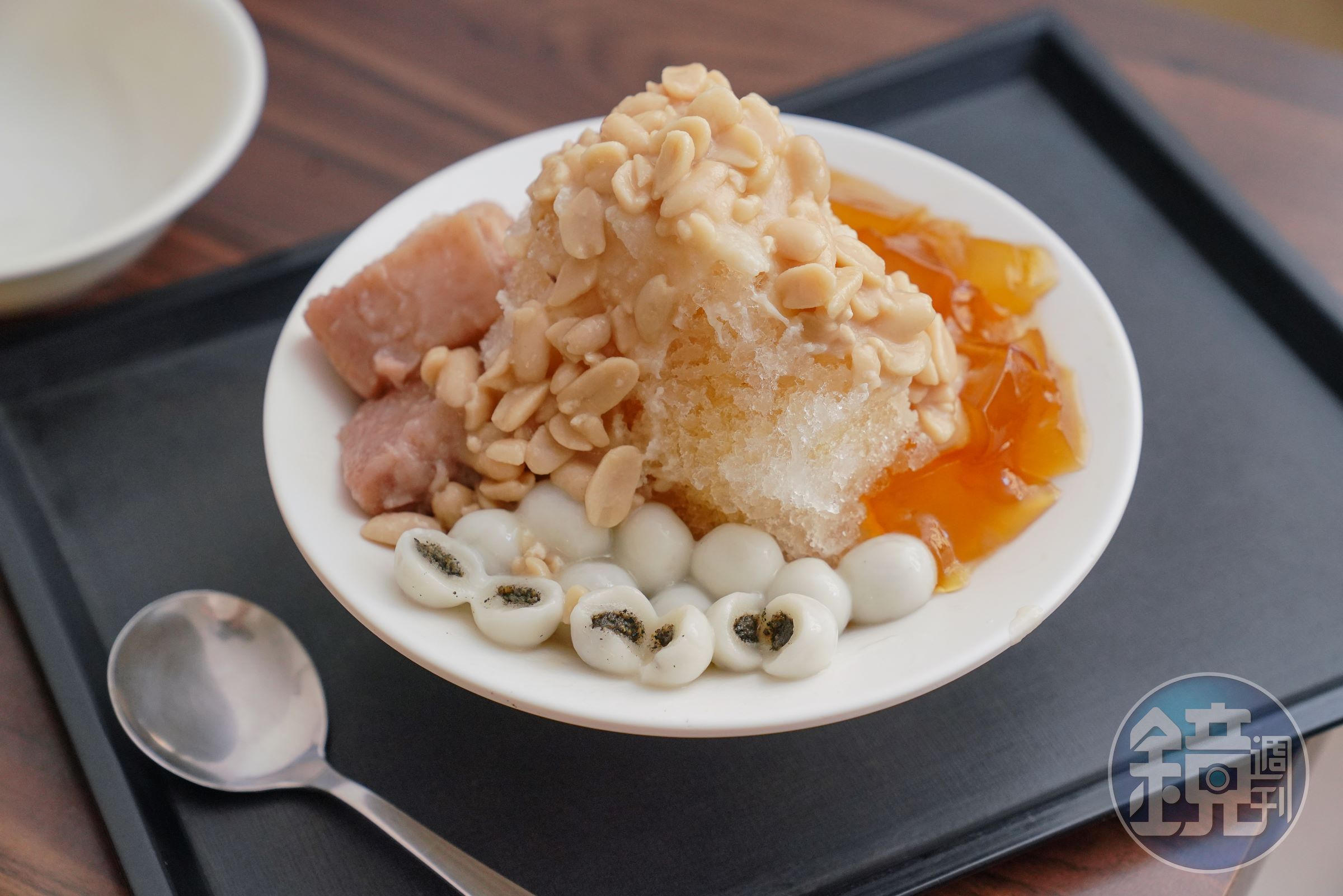 在豆花或是冰品上配上花生、芋頭、粉粿、黑心白玉及甘蔗冰砂,是最夯、最常見的豆花莊配料搭法,這亦是輝達執行長黃仁勳喜歡的口味。(85元/碗)