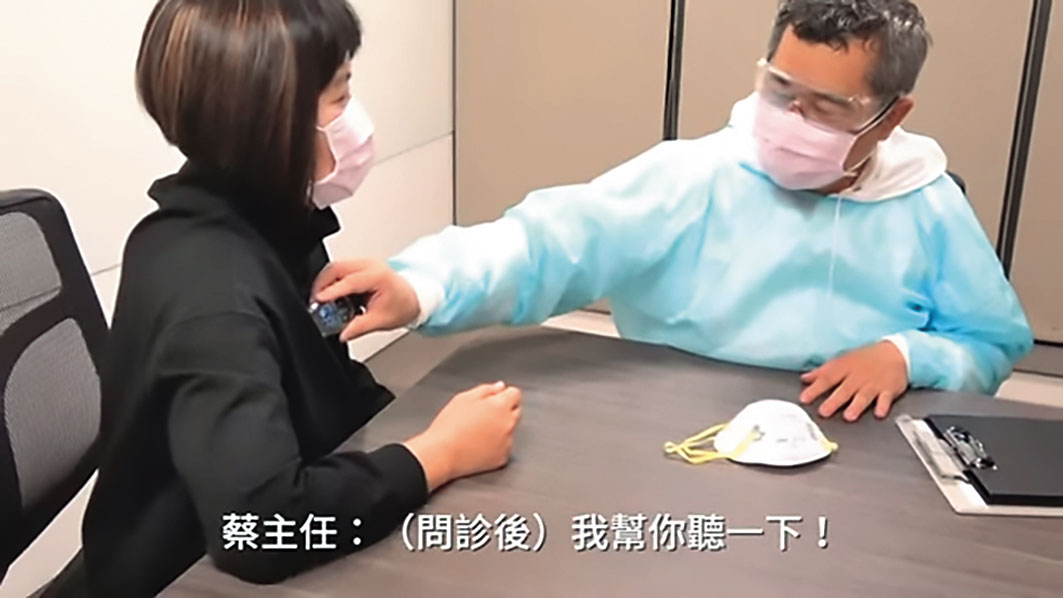 蔡昆熹（右）示範自行研發的高科技聽診器，向股東說明公司前景。（翻攝iMEDIPLUS心創醫電YT）