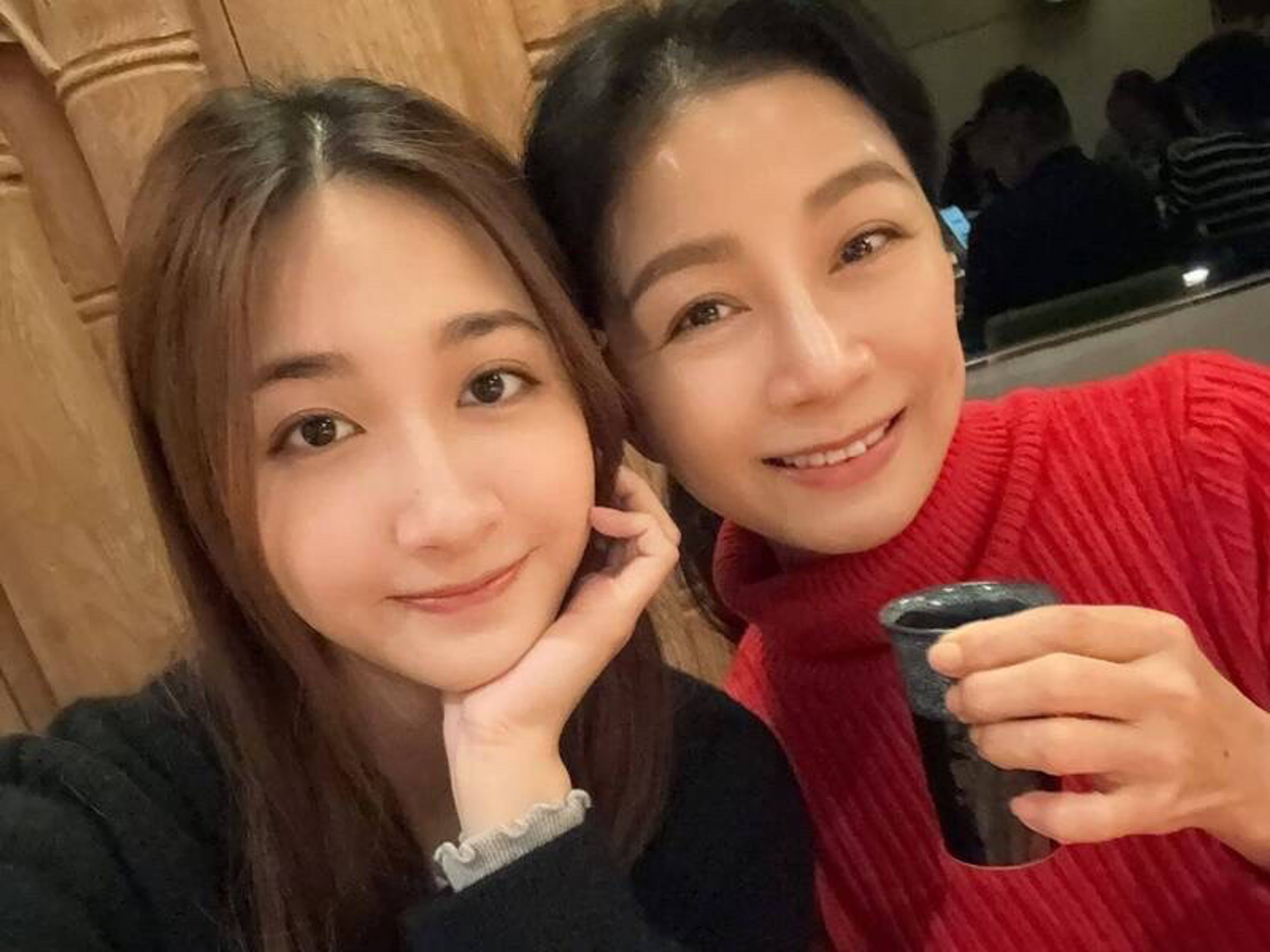 方文琳(右)昨日深夜無預警自曝罹患食道癌。左為方文琳小女兒。(翻攝自臉書)