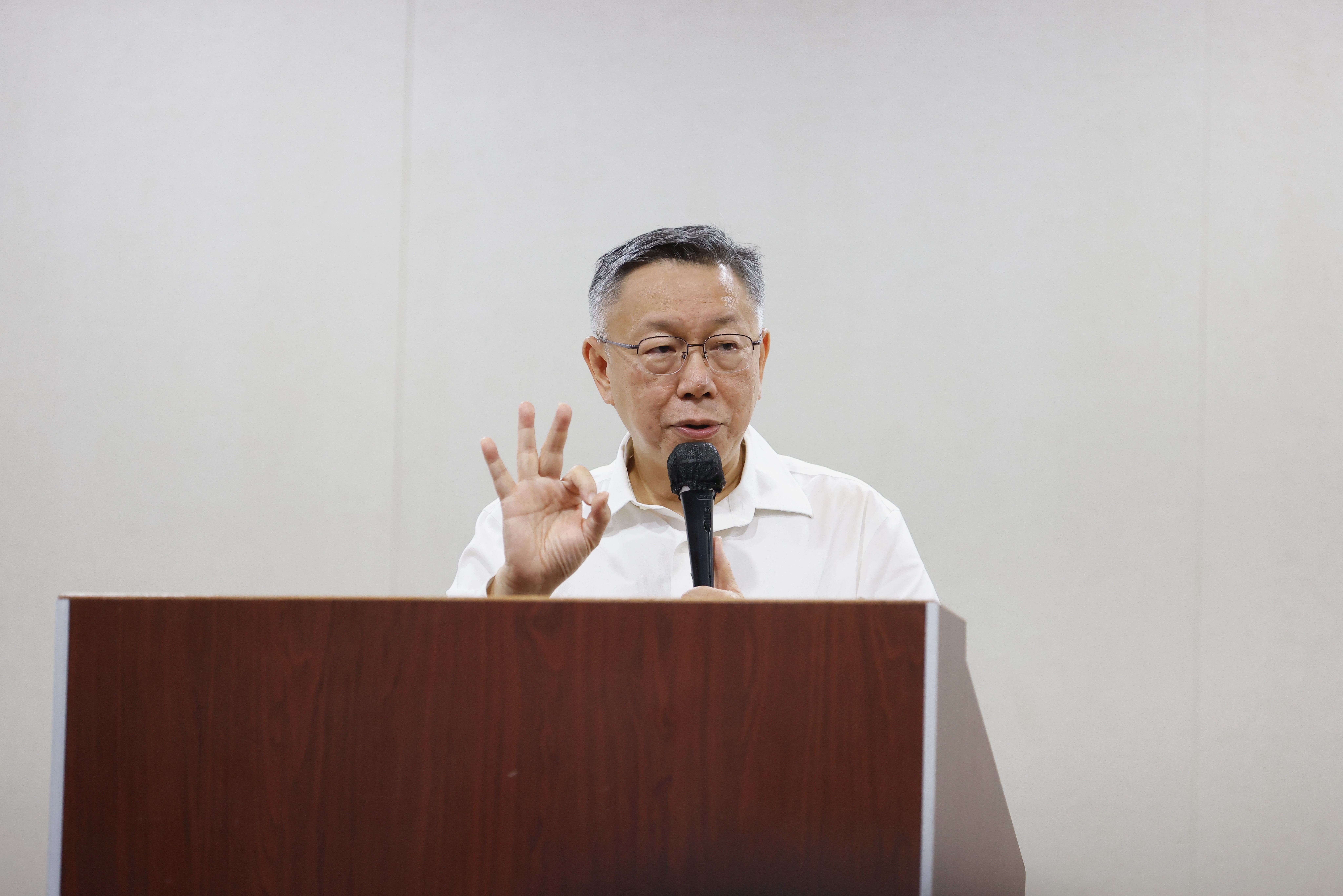 柯文哲今在記者會上鞠躬致歉告假3個月，但仍信心喊話民眾黨「不會因一人而結束」。