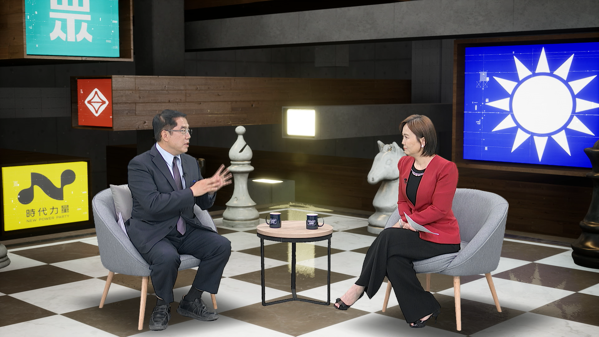 台南市長黃偉哲（左）接受《大咖鏡來講》主持人平秀琳（右）專訪，痛批藍白聯手讓台南市民成了四等公民。（鏡新聞提供）