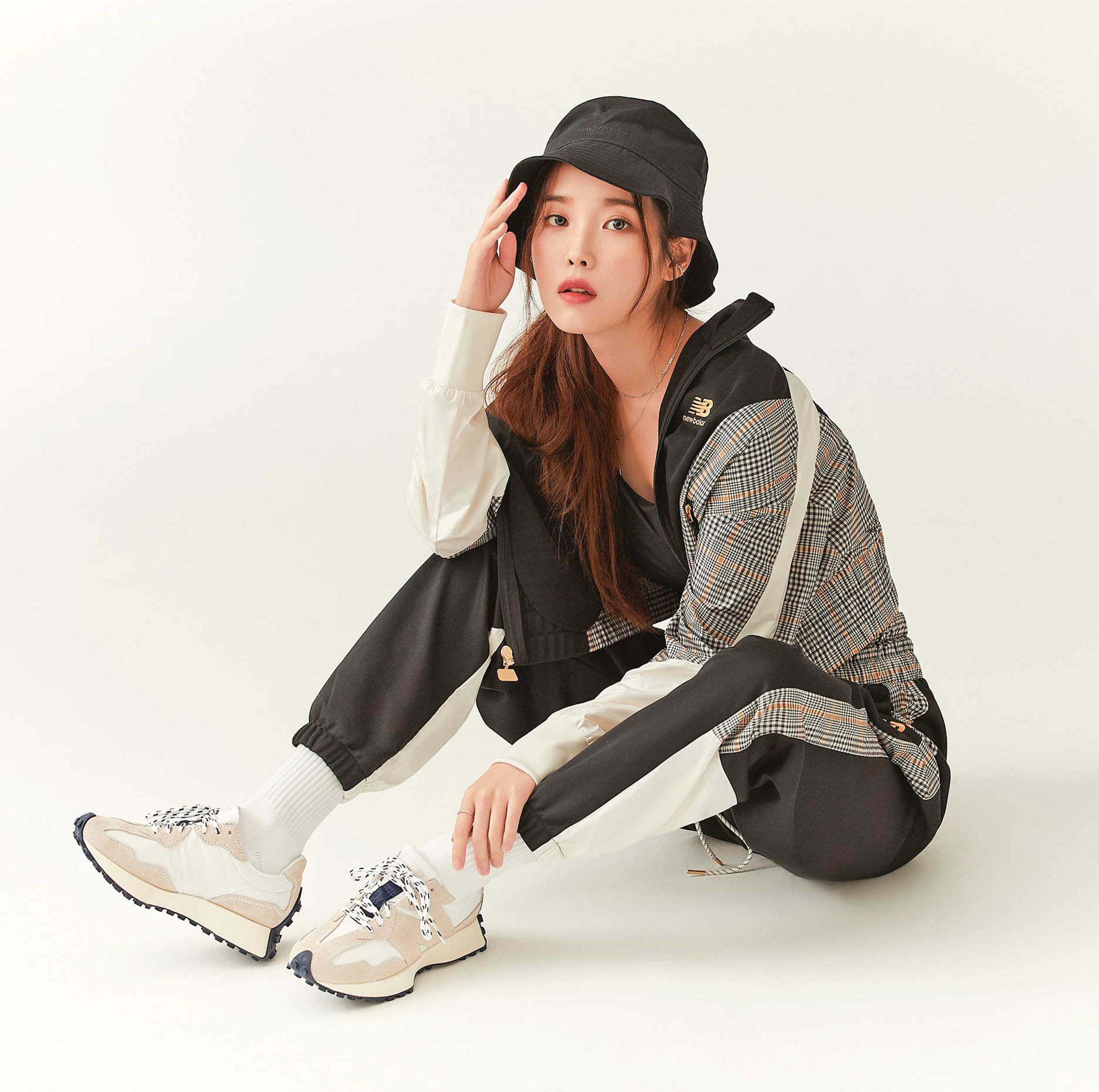 New Balance請到韓國知名歌手IU代言後,經典鞋款327銷量一路攀升。(翻攝New Balance官網)