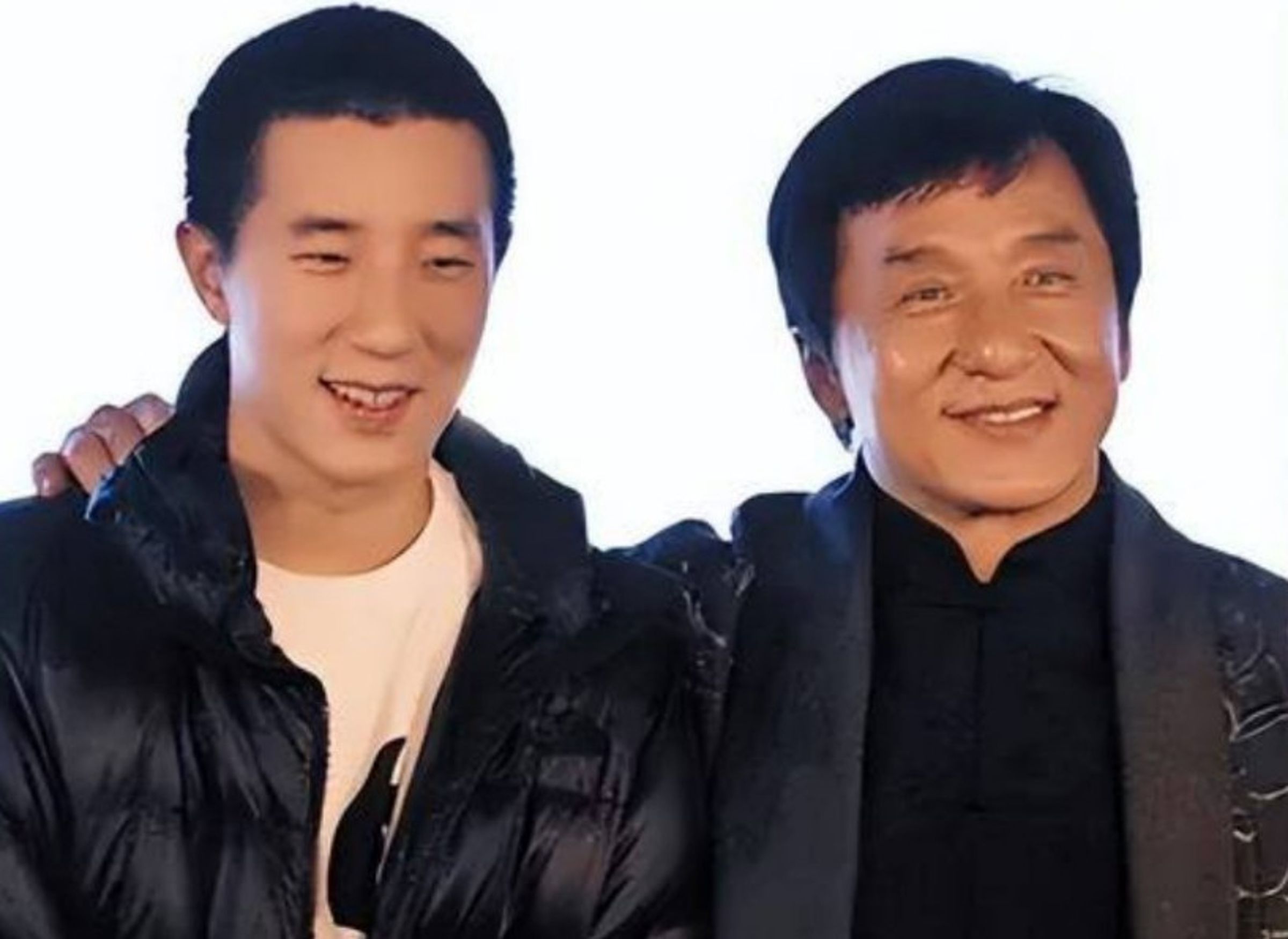 成龍坦承嚴父教育讓父子關係疏離,目前房祖名與他斷絕聯繫。(翻設微博)