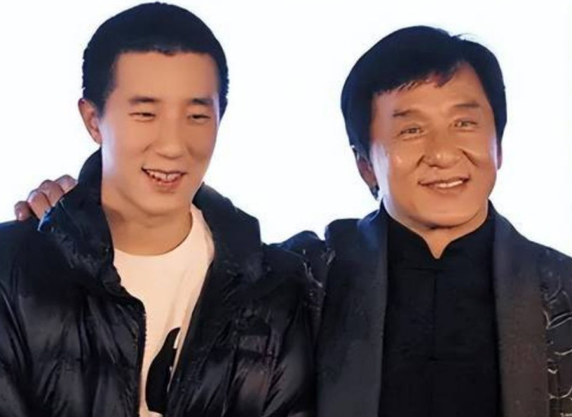 成龍坦承嚴父教育讓父子關係疏離，目前房祖名與他斷絕聯繫。（翻設微博）