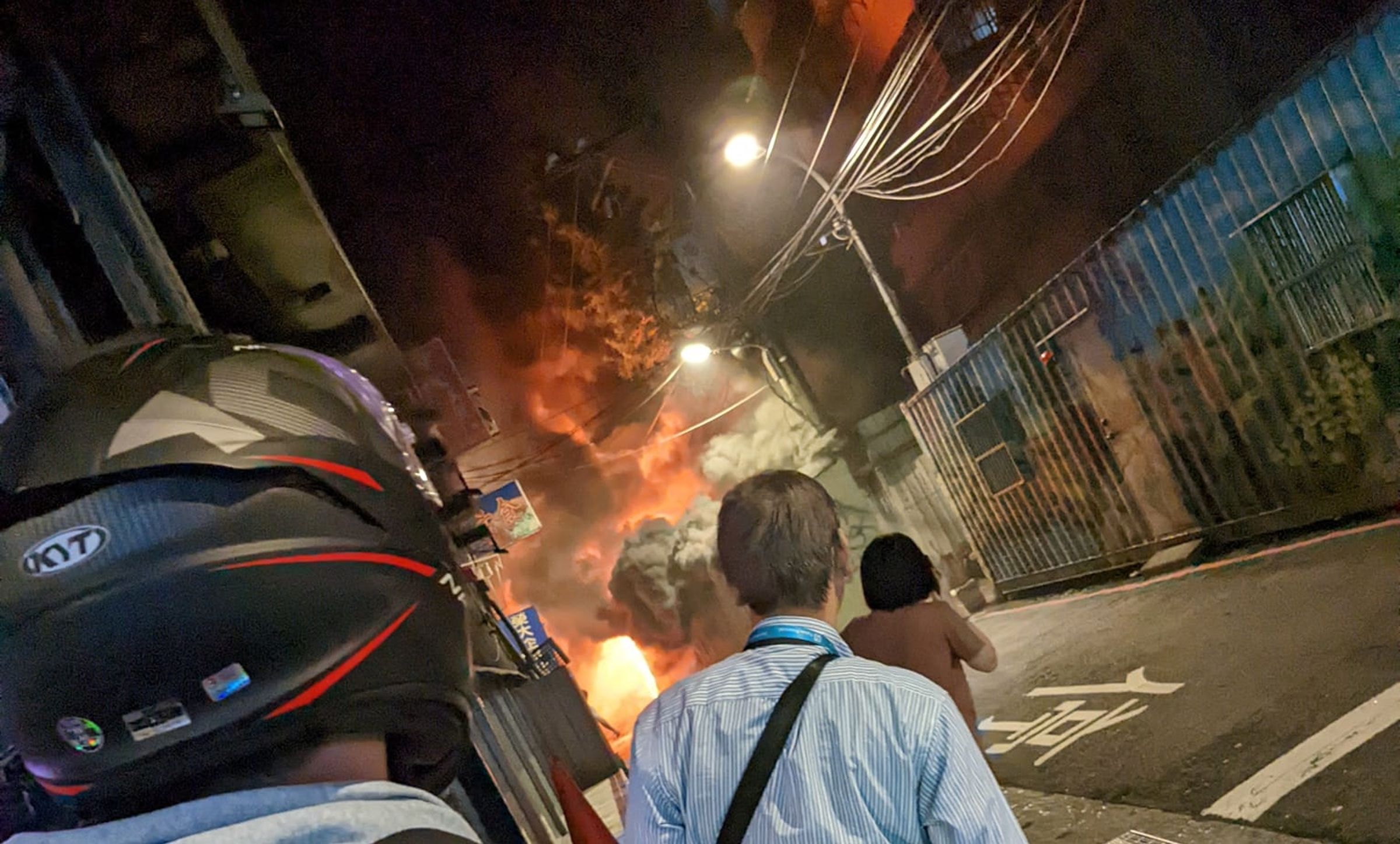 板橋區陽明街23巷昨深夜突然發生火警意外，起火地點為鐵皮屋，火勢迅速竄起。（翻攝自民生義消分隊臉書）