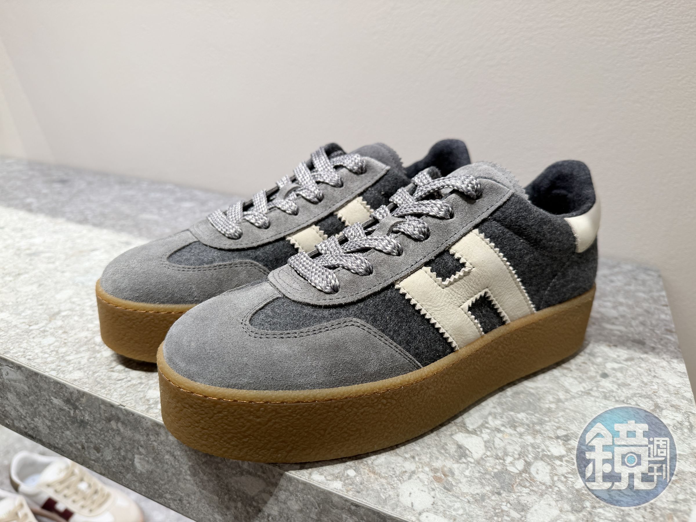 Double Cool米蘭晨霧灰羊毛氈與拱廊米logo女士休閒鞋。NT$21,800（陳慧明攝）       