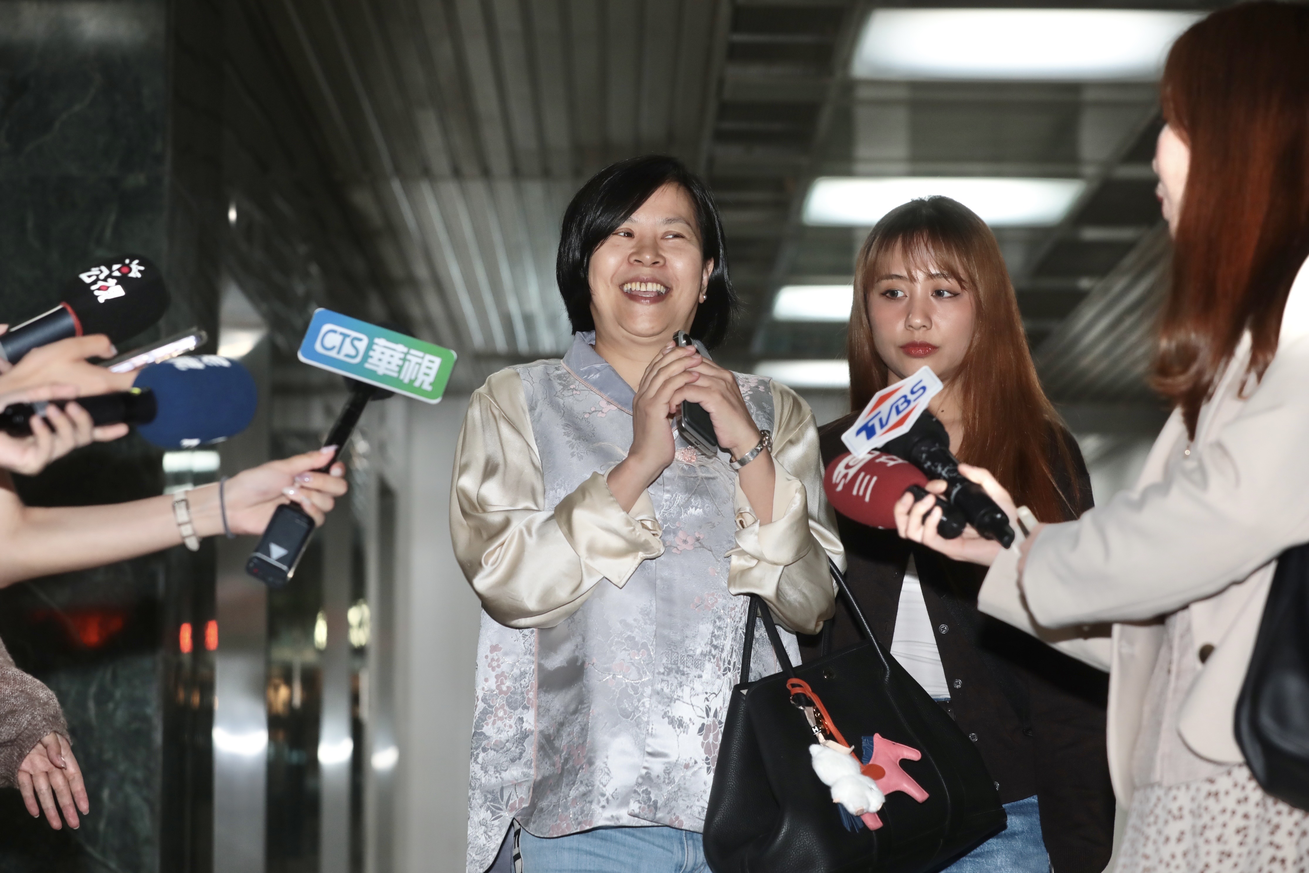 李貞秀直播爆料高虹安拿柯文哲的700萬,遭小草砲轟,已被送民眾黨中評會議處。(鏡報林煒凱)