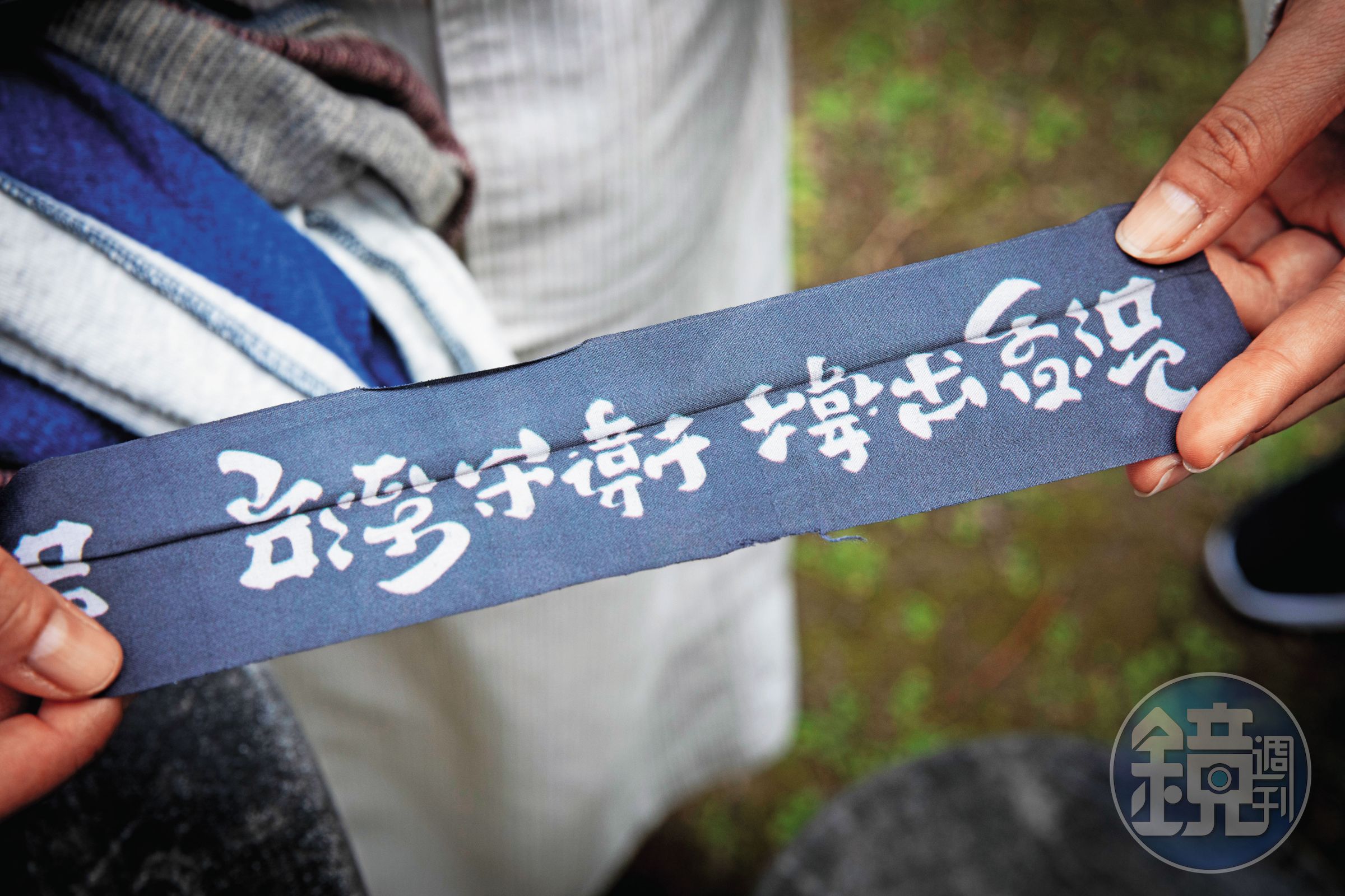 Candy隨身包包上一直綁著布條，上面印著「台灣守衛、撐出香港」。（王漢順攝）
