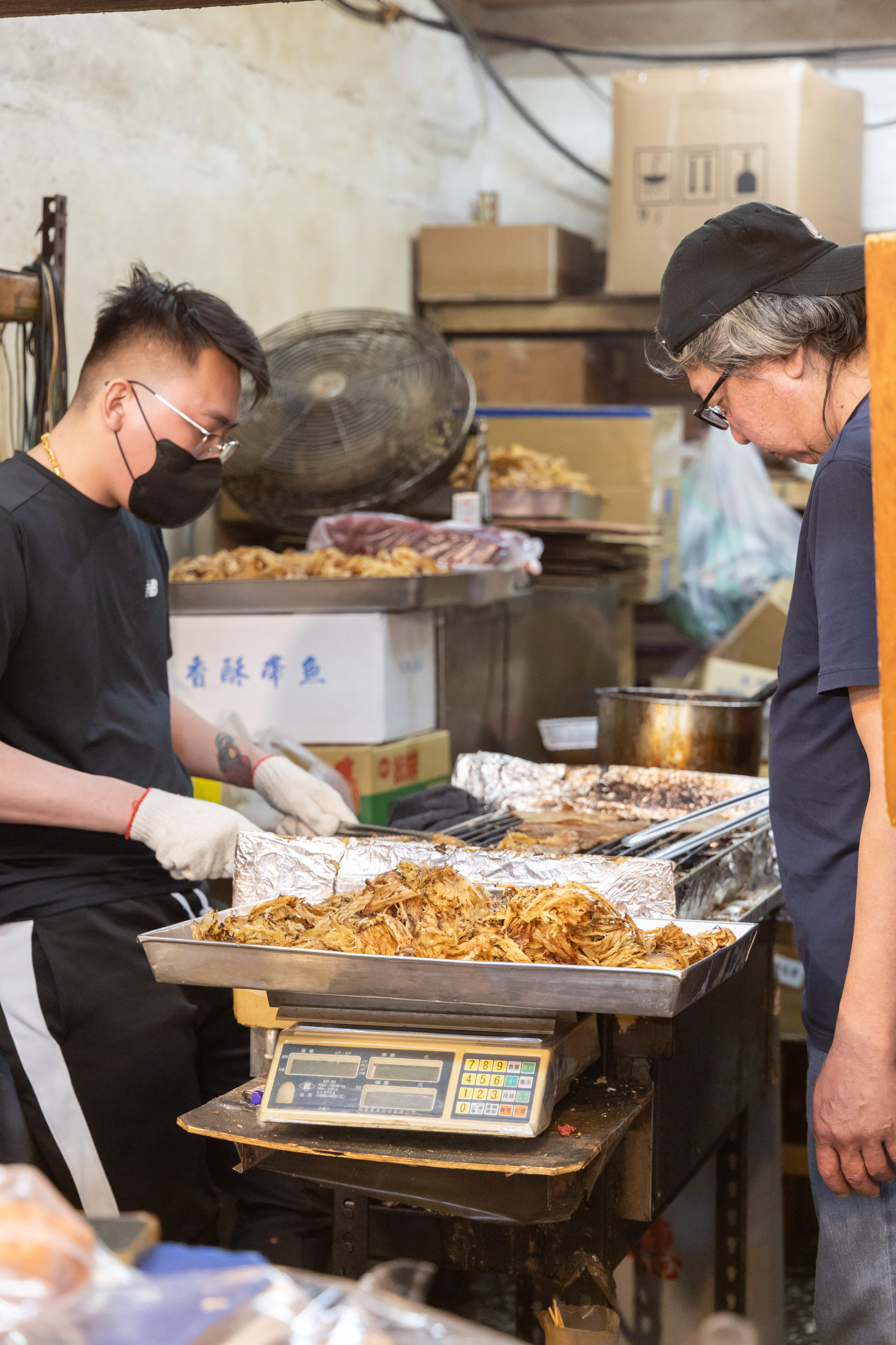 路過新味興,現場的肉乾與魷魚炭香四溢,總能把路過的行人拉進攤前。