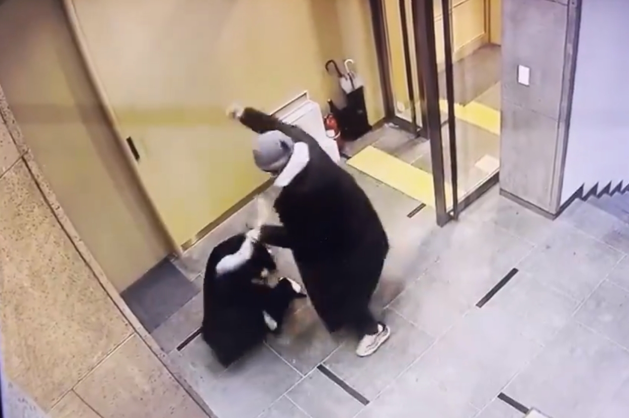 南韓女議員裴賢鎮25日遭人襲擊，嫌犯是未成年的15歲學生。（翻攝自X）