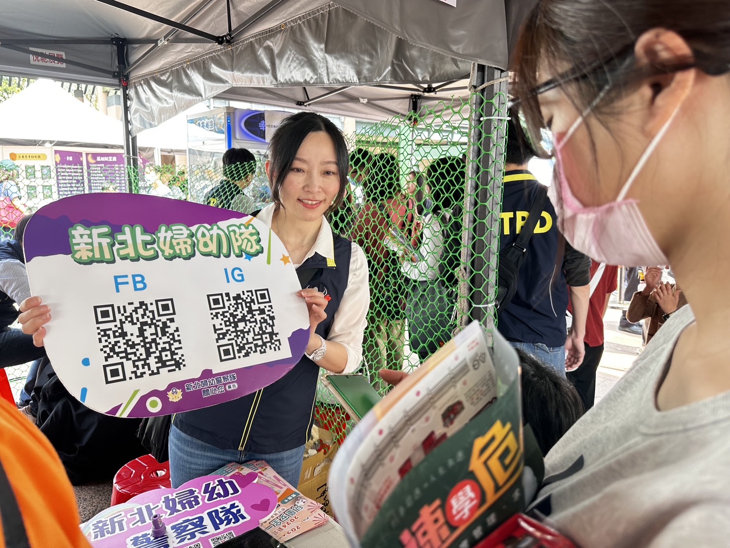 新北市警局利用假日,在市府廣場舉辦嘉年華會。(新北市警局提供)
