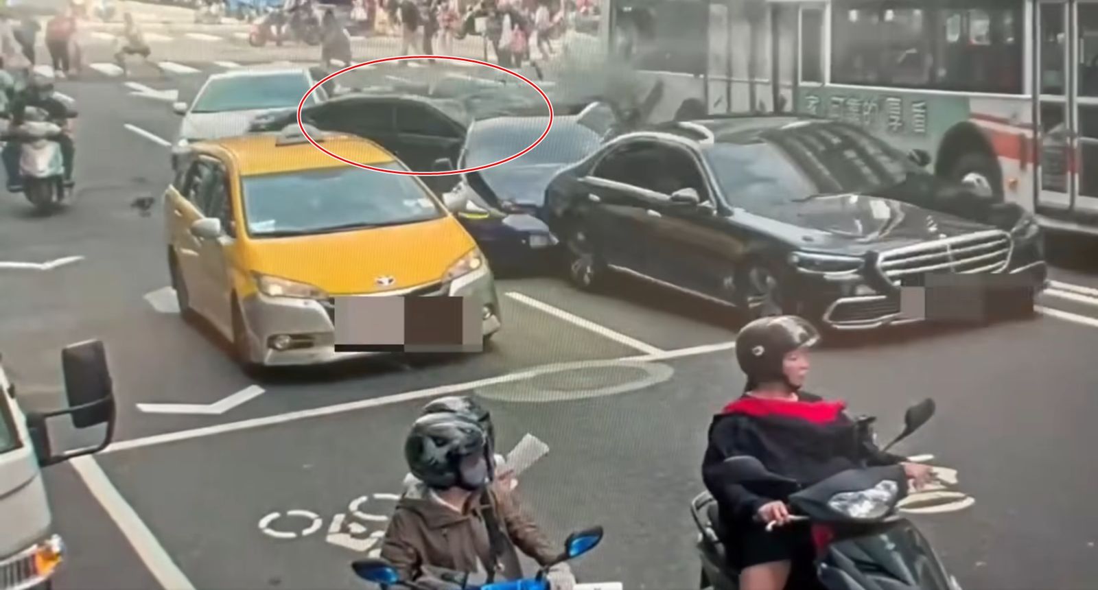 肇事黑色轎車撞上前方數輛汽車。(翻攝畫面)