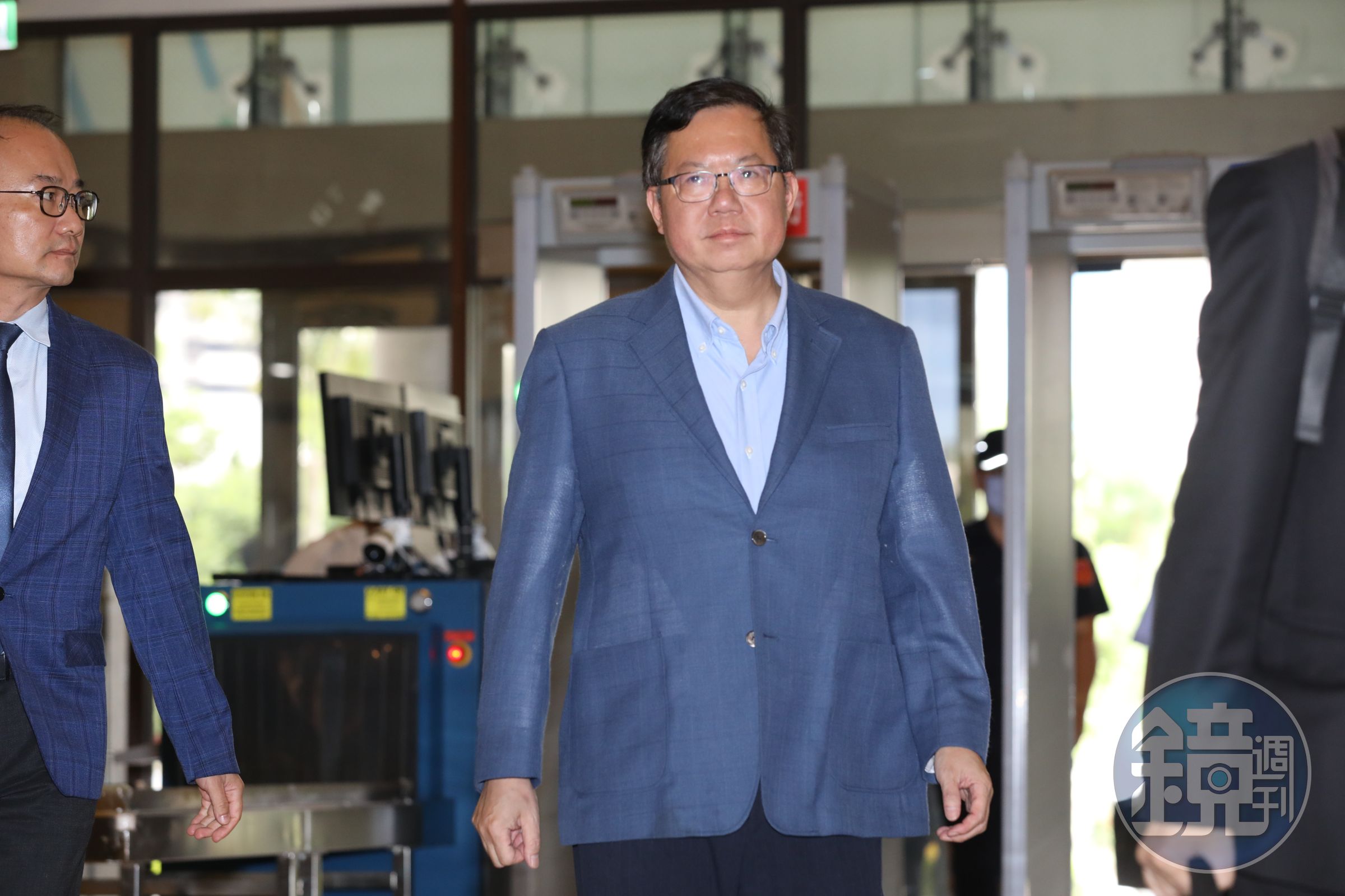 桃園地院今(11日)第三度開羈押庭,認為鄭文燦涉貪污罪嫌重大裁定羈押禁見,由於是發回案件,將由桃園地院囚車送往看守所。