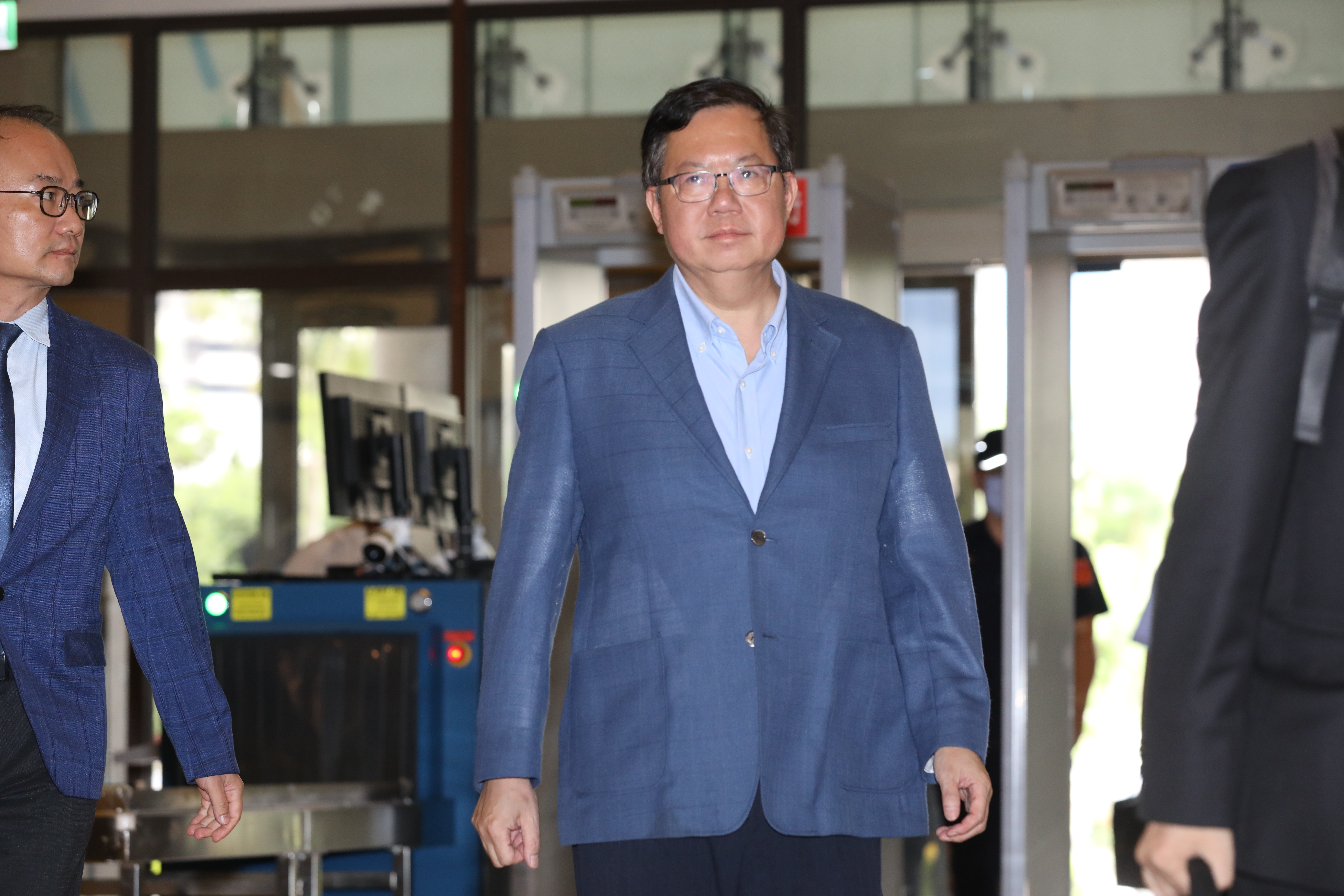 桃園地院今（11日）第三度開羈押庭，認為鄭文燦涉貪污罪嫌重大裁定羈押禁見，由於是發回案件，將由桃園地院囚車送往看守所。