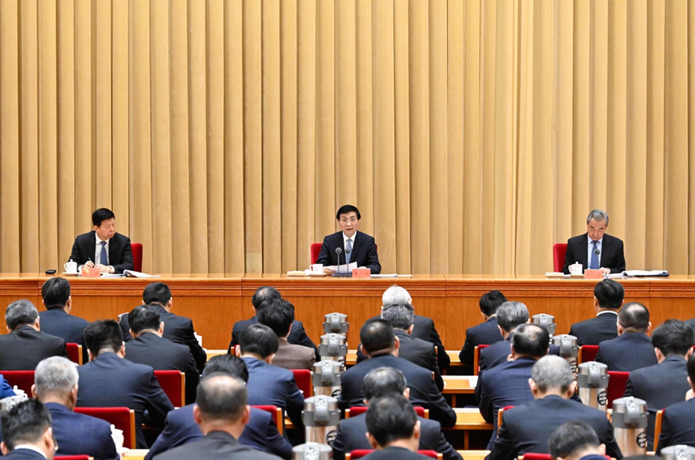 王滬寧出席2025年中共對台工作會議提及一個中國原則與九二共識。（翻攝自新華社）