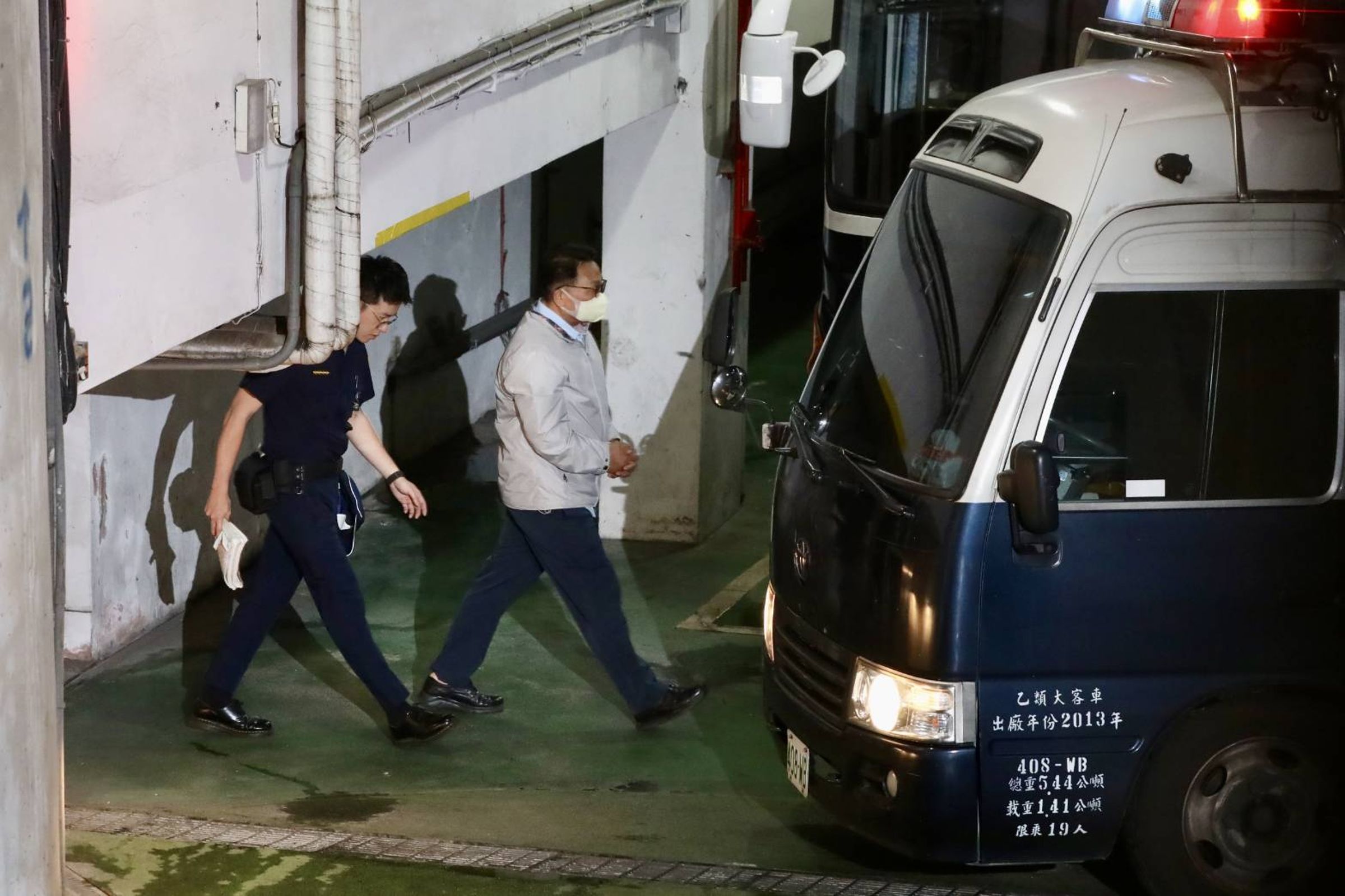 陳歐珀今日一早雙手上銬被帶上囚車前往台北看守所。（鏡報林煒凱）
