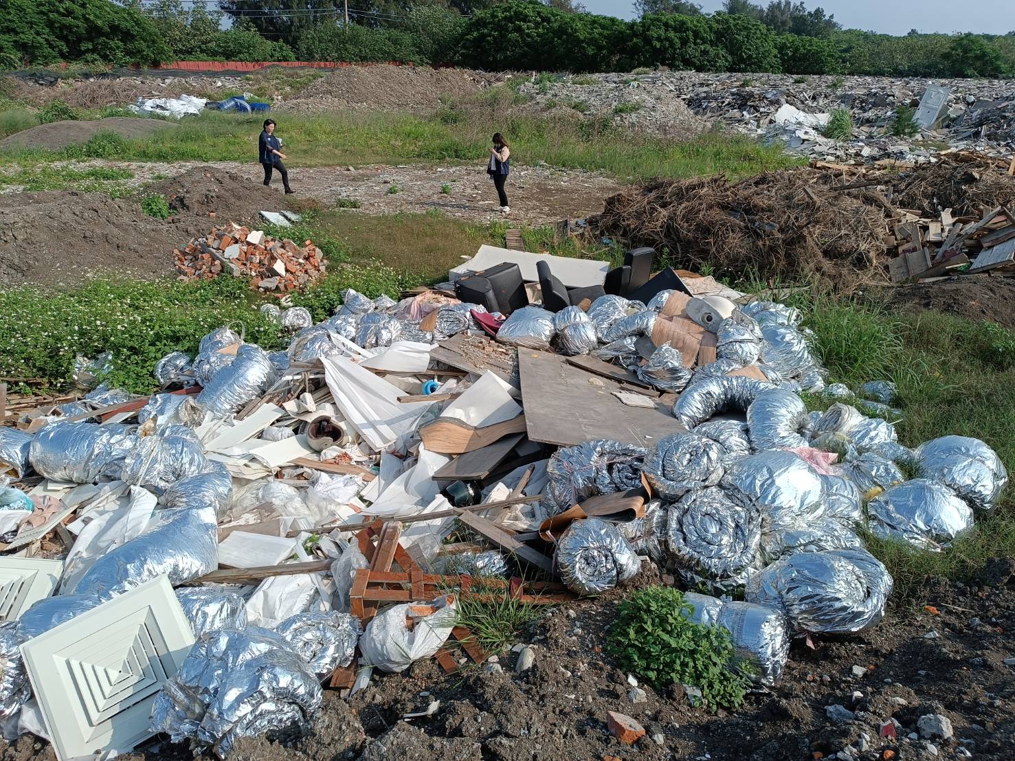 不肖業者承租農地承收廢棄物牟利。（翻攝畫面）