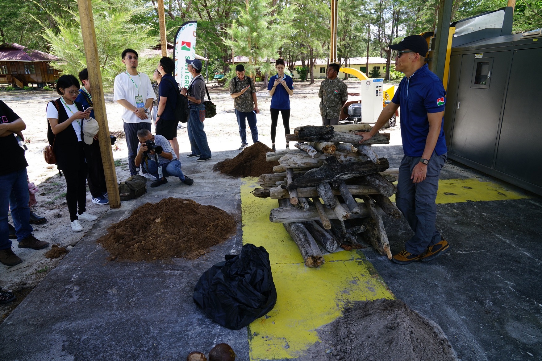 信義企業集團於環灘島製作有機堆肥,進行土壤改良。(信義房屋提供)